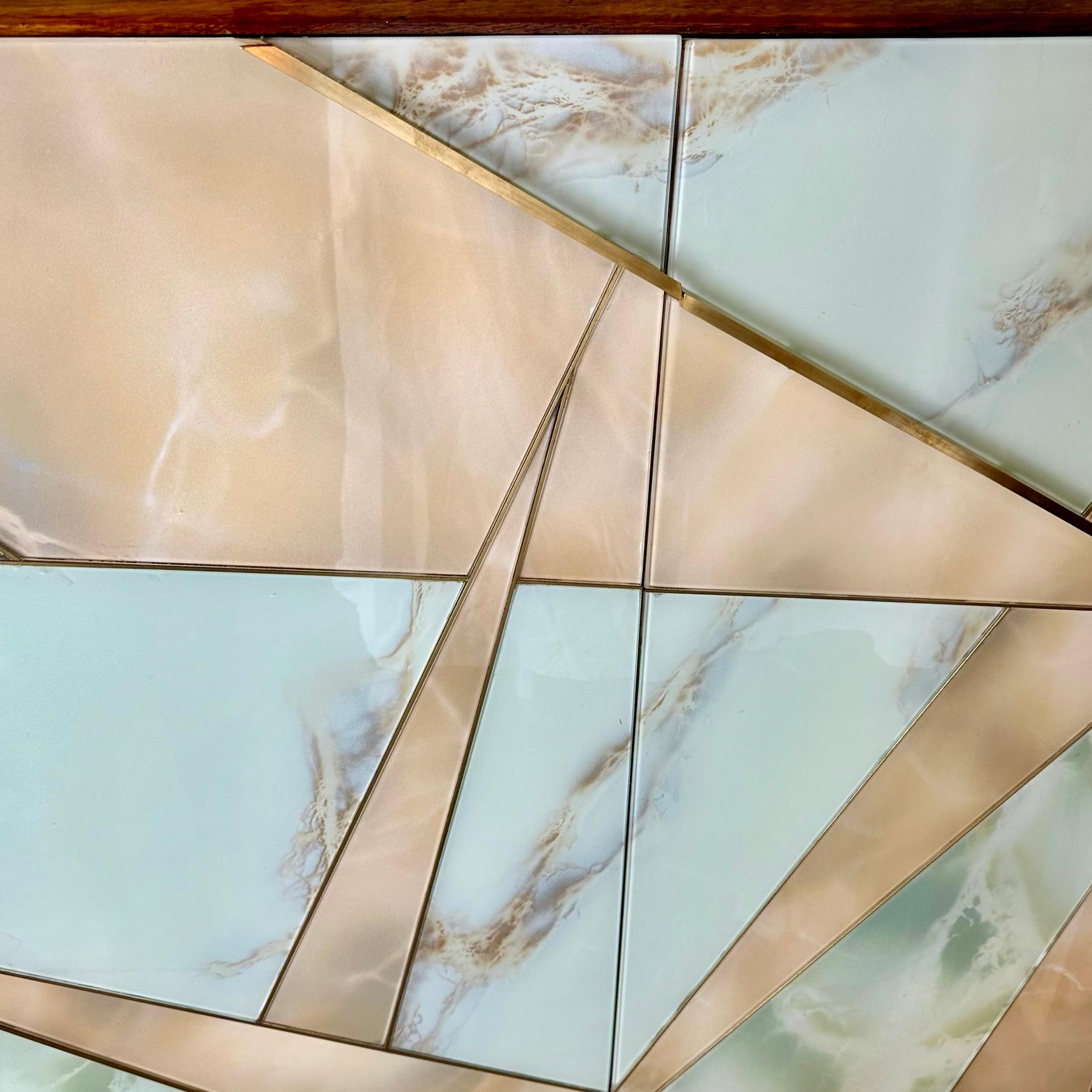 Wunderschöner zweitüriger Barschrank mit zwei herausnehmbaren Einlegeböden (je 107 x 30 cm), bezogen mit grauem Samtpapier und Messingdetails. Hellgrünes und beigefarbenes Murano-Kunstglas (Steinimitation) bedeckt die beiden vorderen Türen des