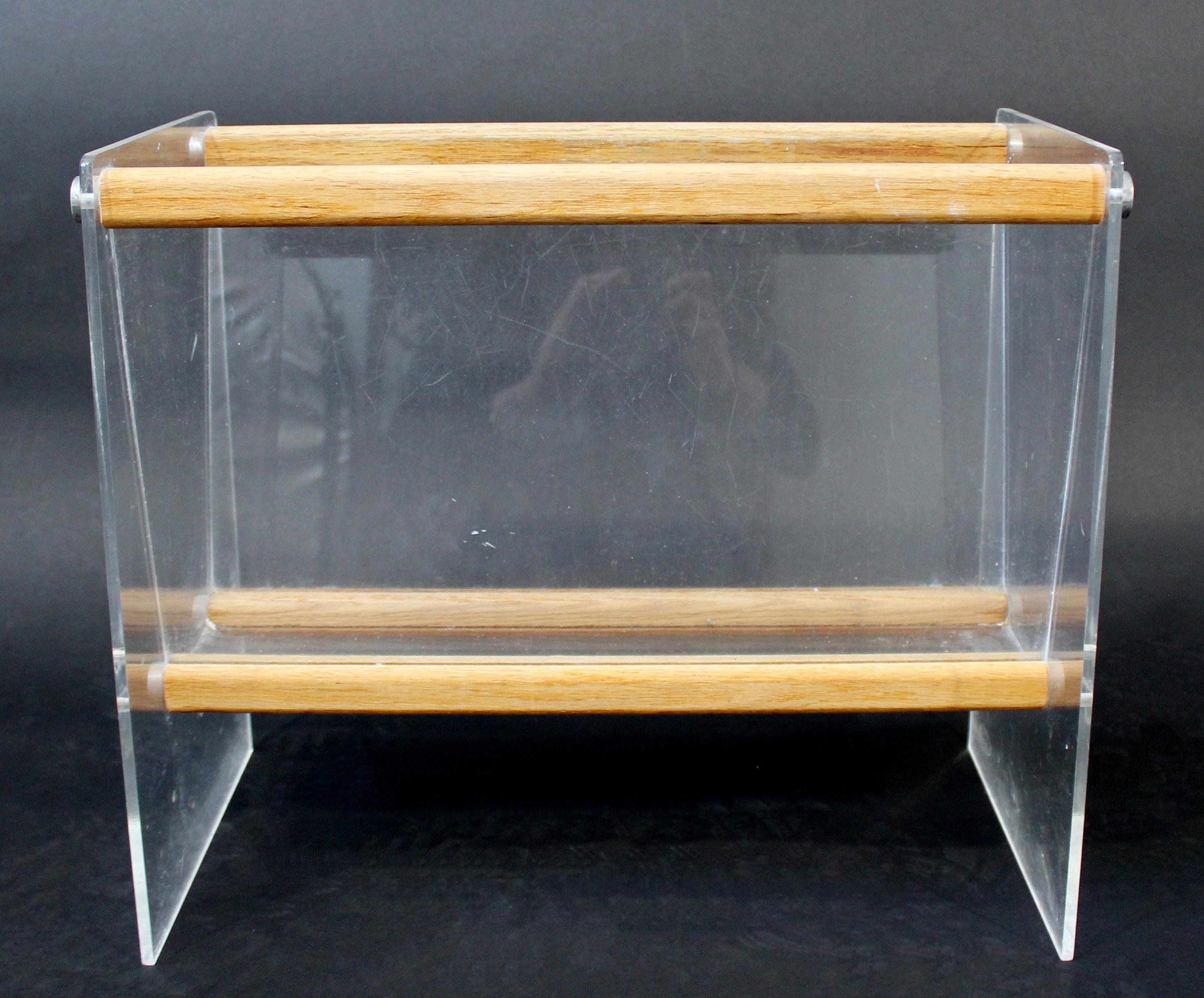 For your consideration is a superb, oak trimmed Lucite magazine rack, by Braeside Studios in Chicago, circa 1970s. In excellent vintage condition. The dimensions are 19