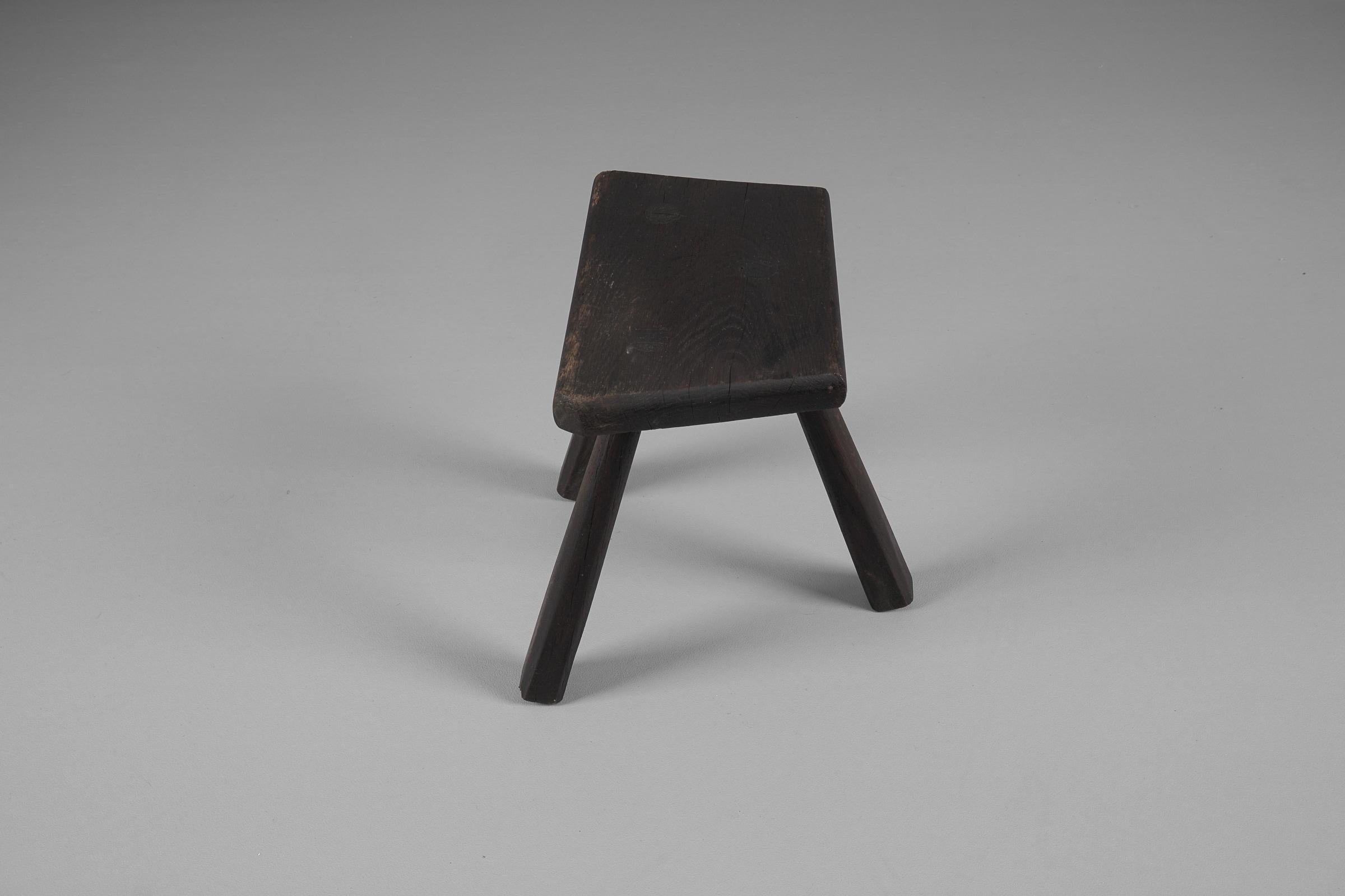 Mid-Century Modern oak work stool from the French province, 1960s. For Sale 1