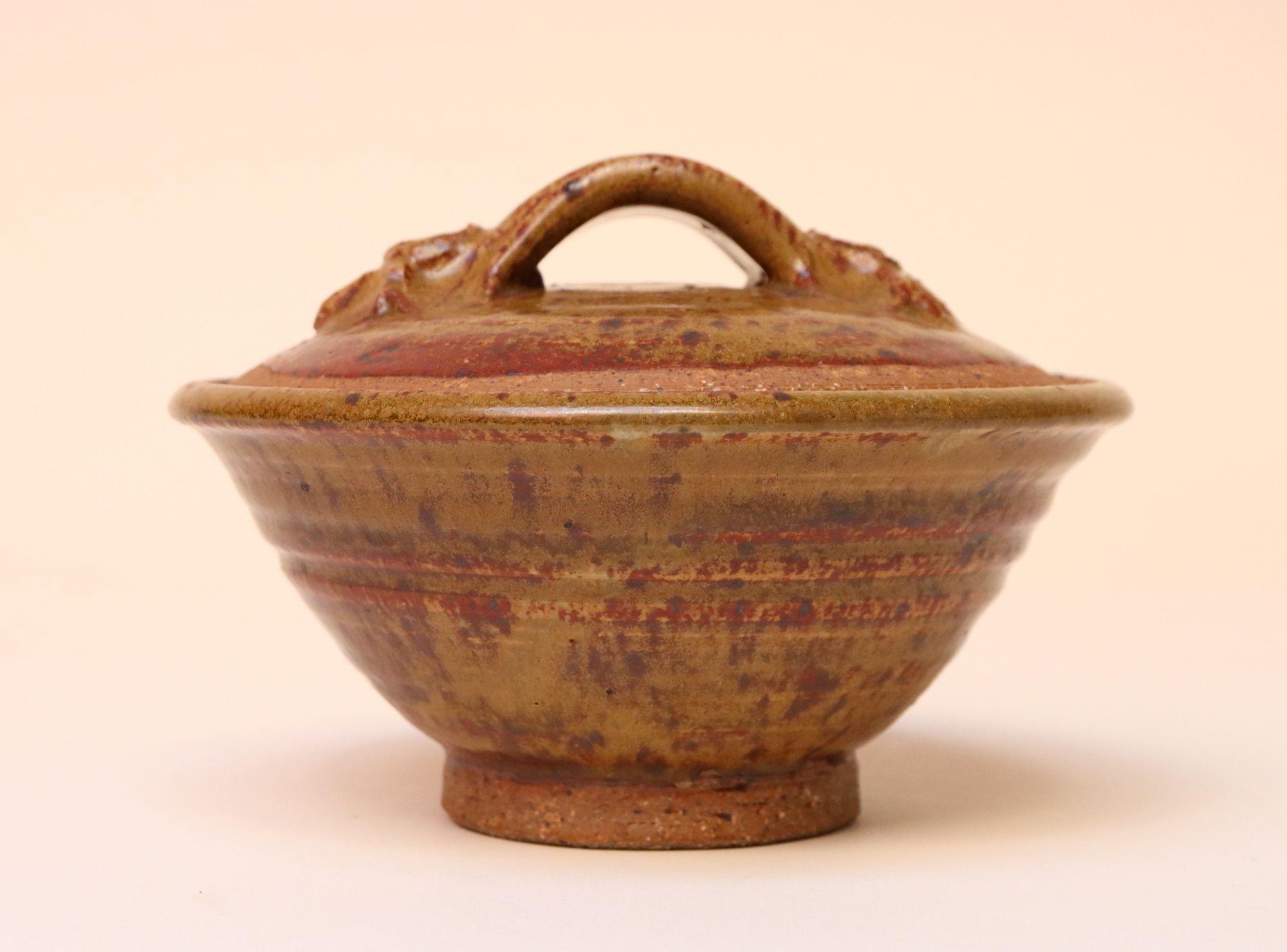 Mid-Century moderno Ciotola in ceramica Studio Pottery moderna di metà secolo con coperchio di Deanna Nichols in vendita