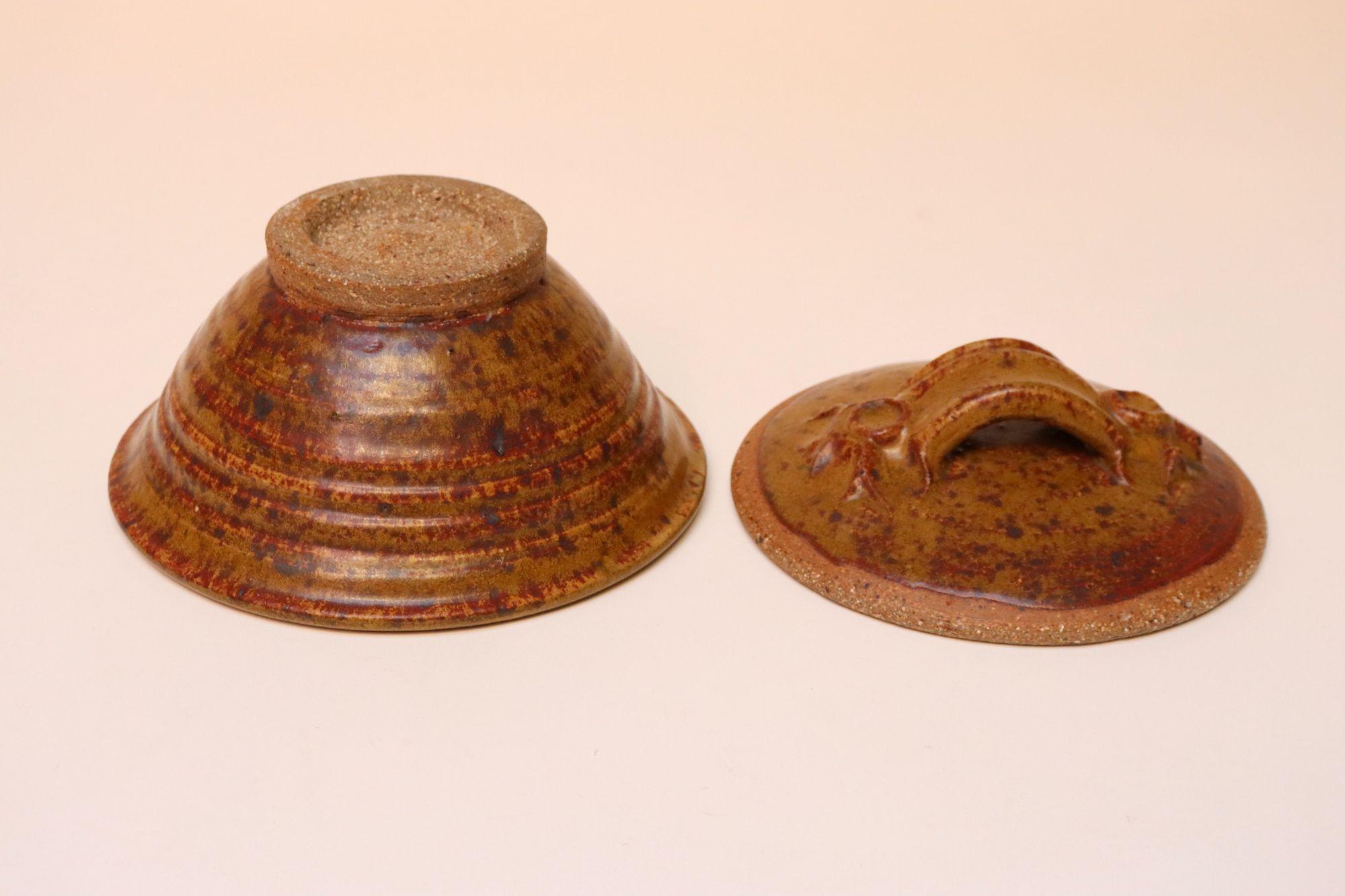 Metà XX secolo Ciotola in ceramica Studio Pottery moderna di metà secolo con coperchio di Deanna Nichols in vendita