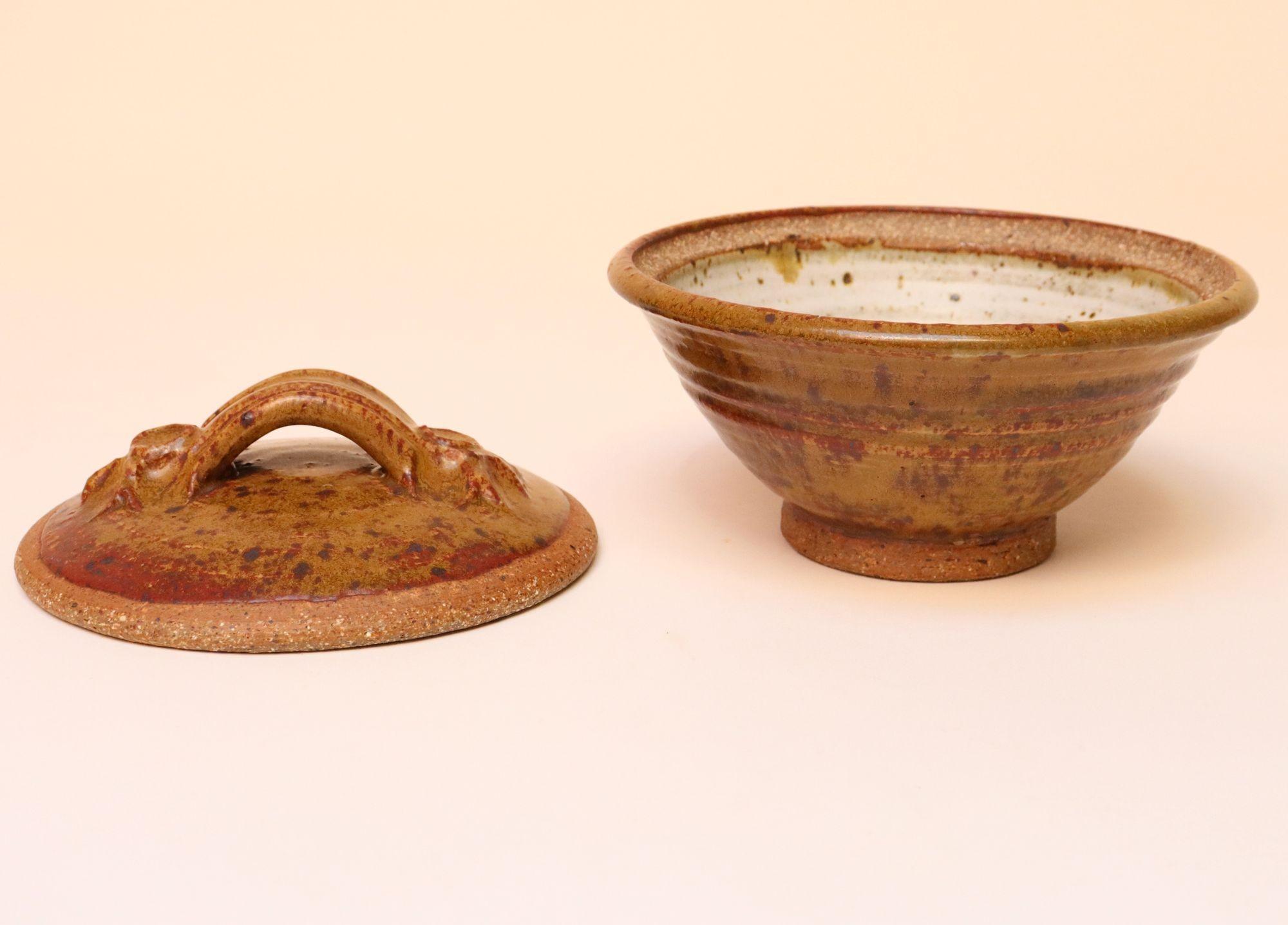 Ceramica Ciotola in ceramica Studio Pottery moderna di metà secolo con coperchio di Deanna Nichols in vendita