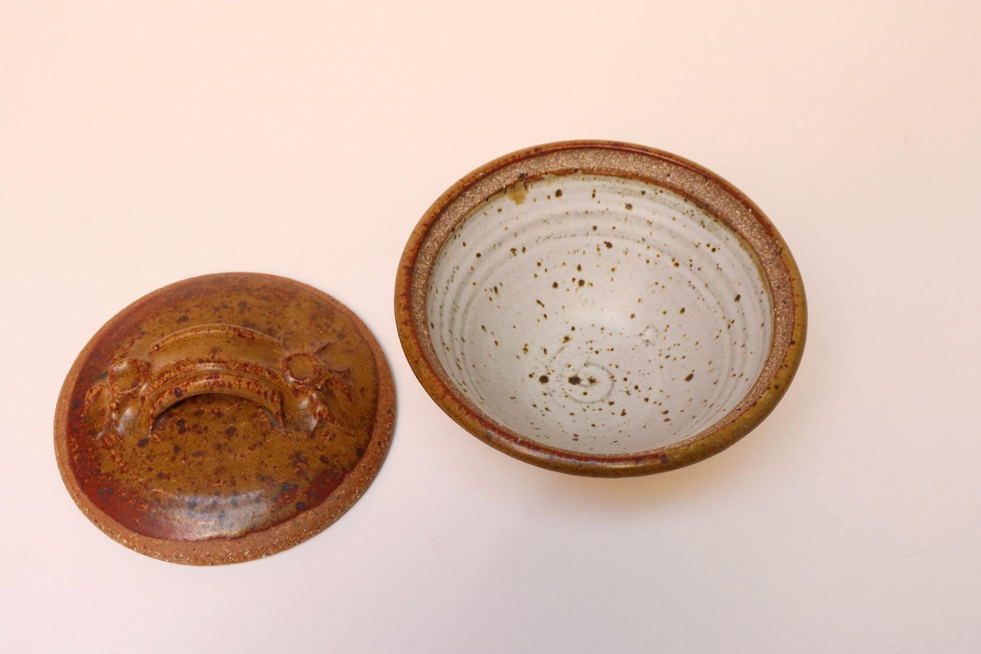 Ciotola in ceramica Studio Pottery moderna di metà secolo con coperchio di Deanna Nichols in vendita 1