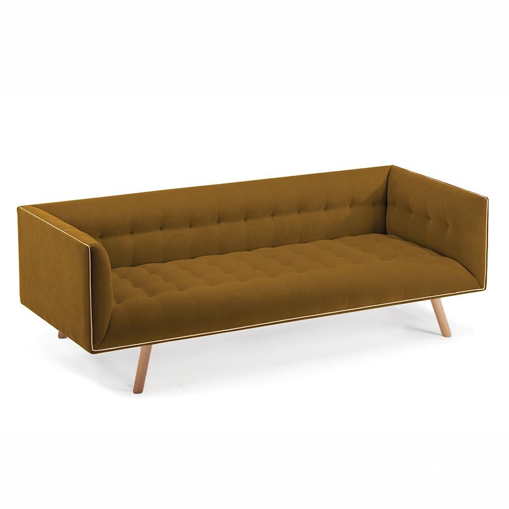 Mid-Century Modern Ocker Samt Staubbeutel Sofa 4-Sitz mit Holzfüßen im Angebot