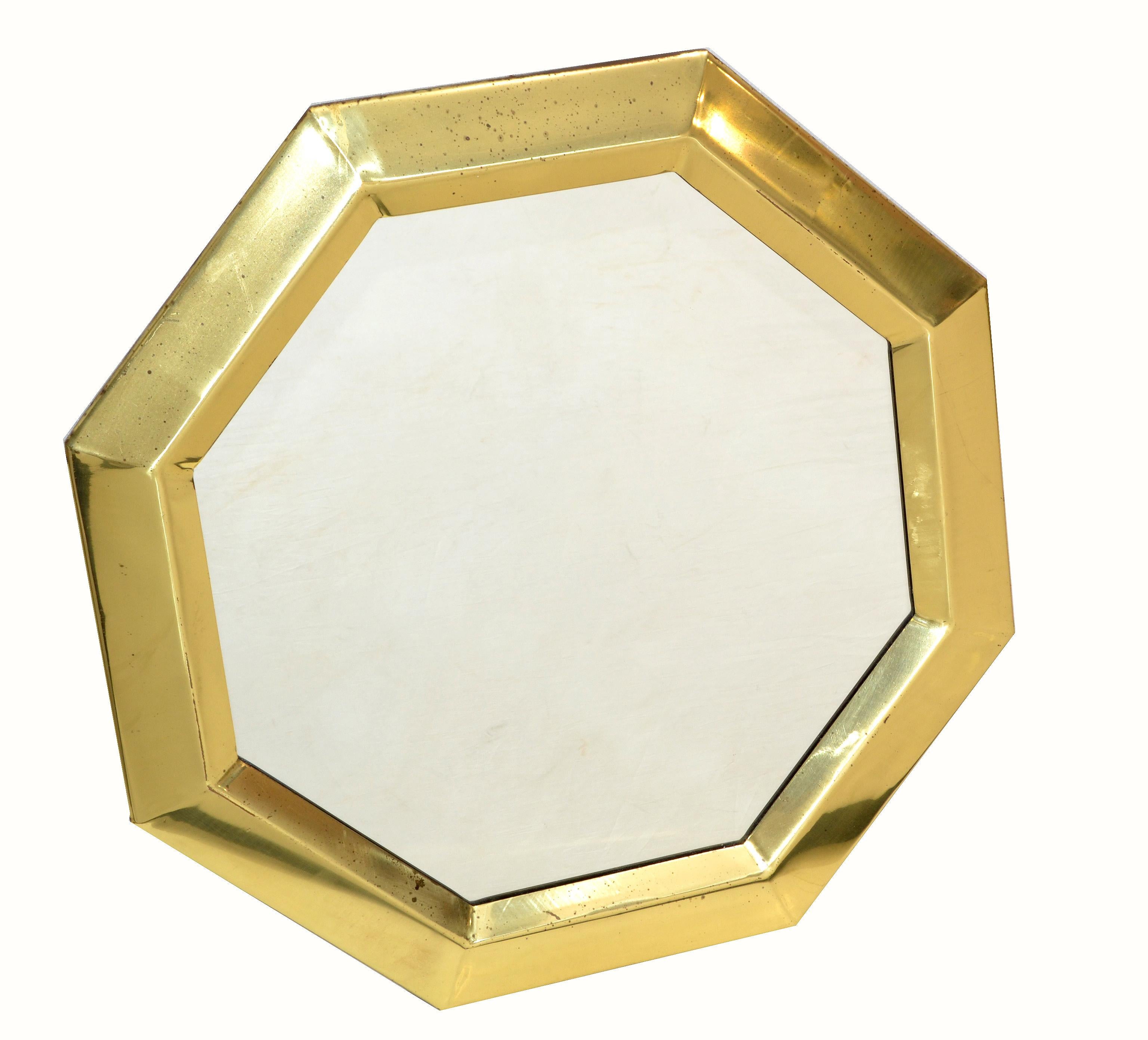 Italian octagonal Mid-Century Modern wall mirror in brass from the 1970s.
The back is covered in brown felt. 
It is made in Italy and wonderfully crafted.
Mirror Size: 18 x 18 inches.