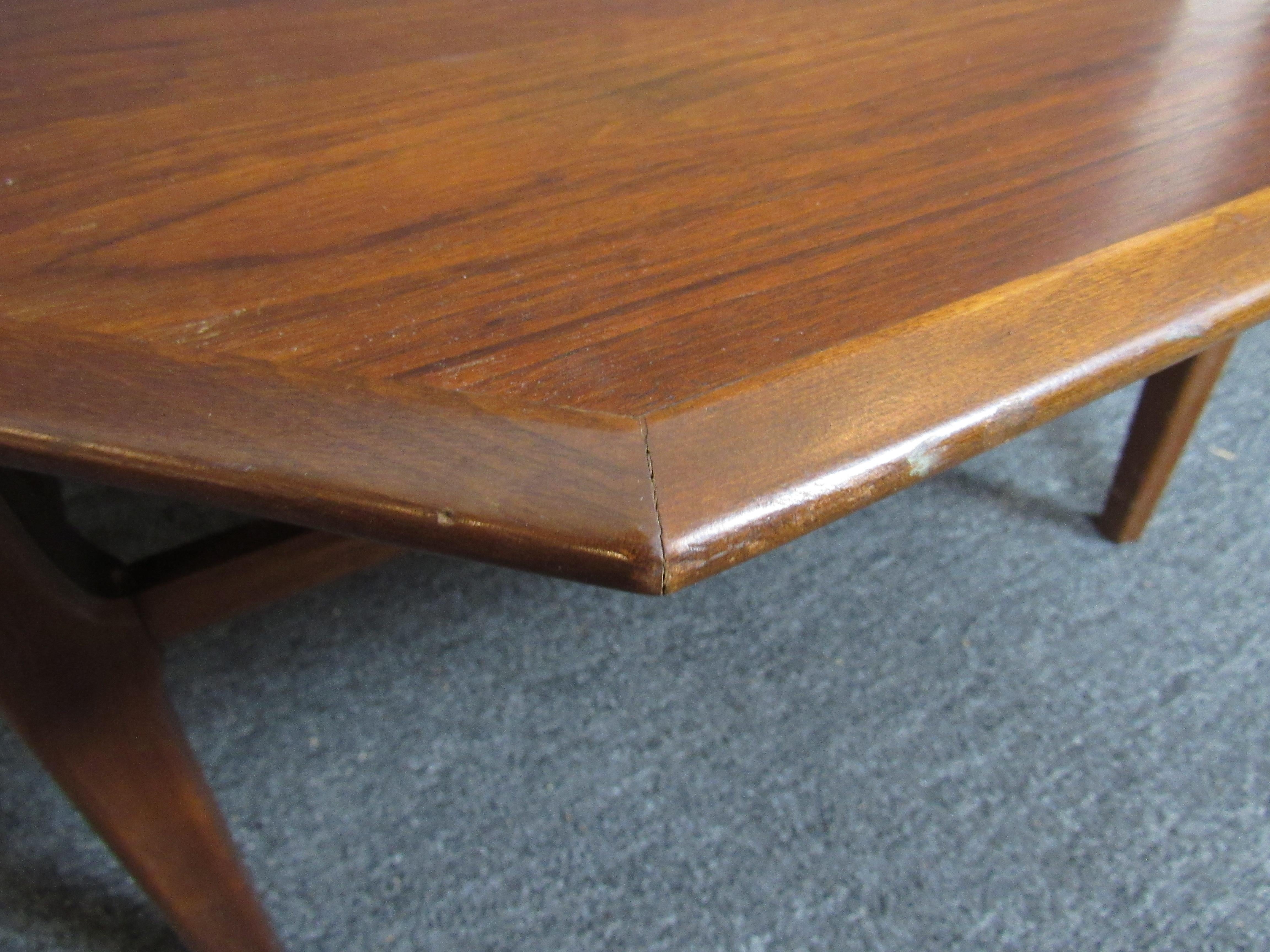 Mid-Century Modern Octagonal Coffee Table For Sale 2
