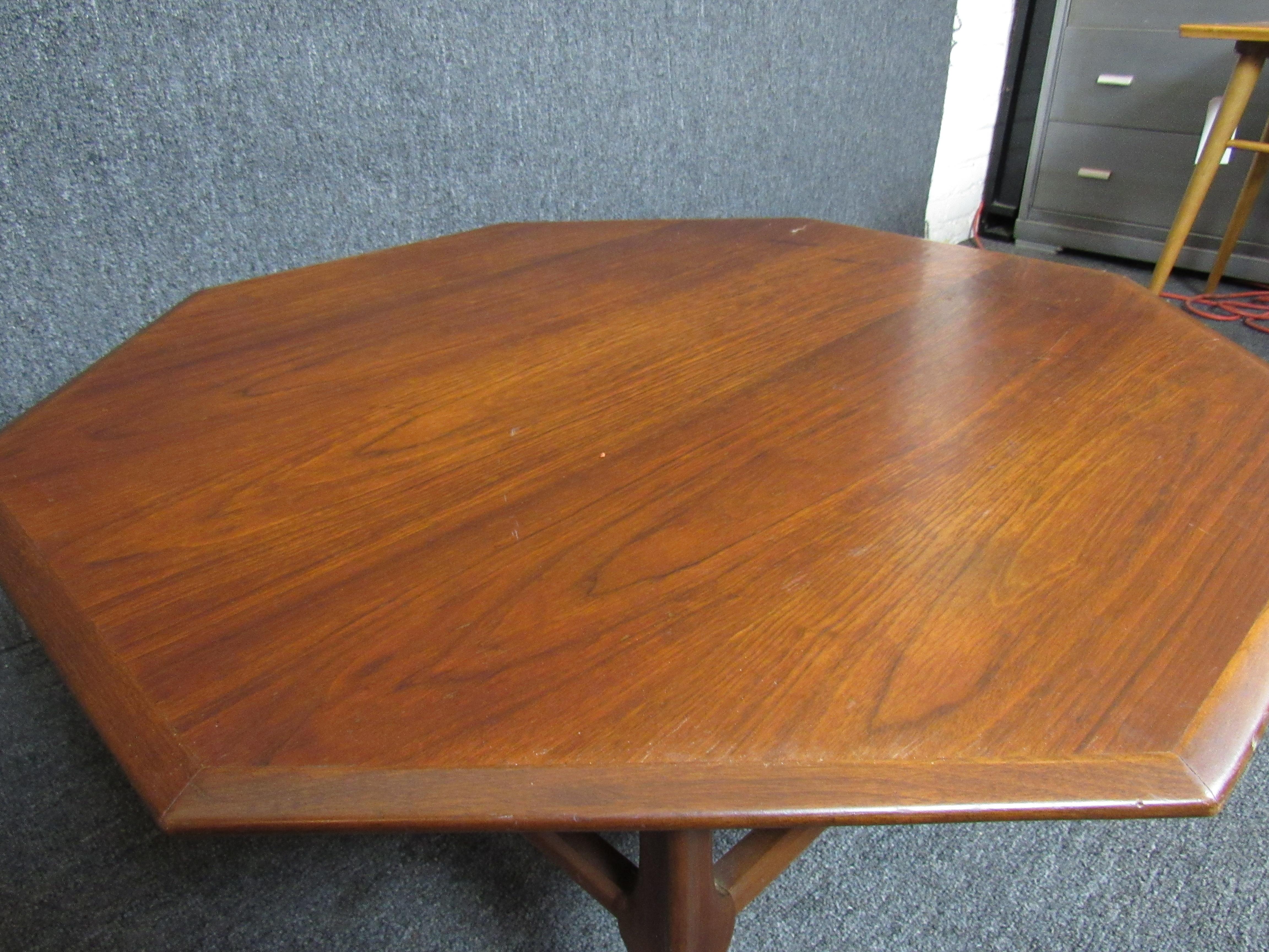 Mid-Century Modern Octagonal Coffee Table In Good Condition For Sale In Brooklyn, NY