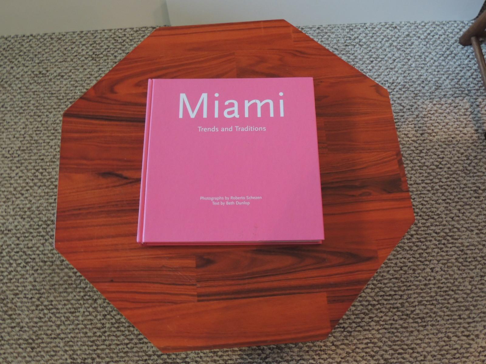 Mid-Century Modern Octagonal Coffee Table in the Manner of Probber In Excellent Condition In Oakland Park, FL