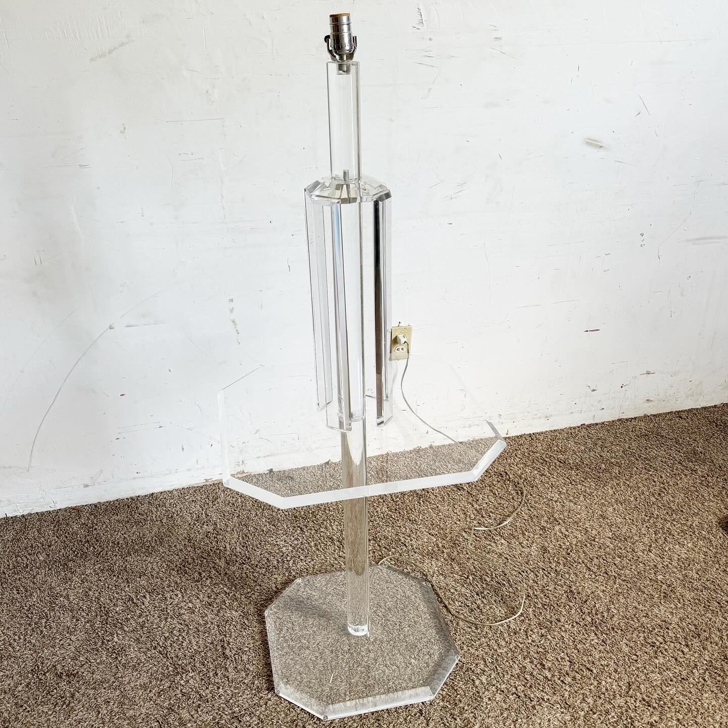 Mid Century Modern Octagonal Lucite Side Table/Floor Lamp In Good Condition For Sale In Delray Beach, FL