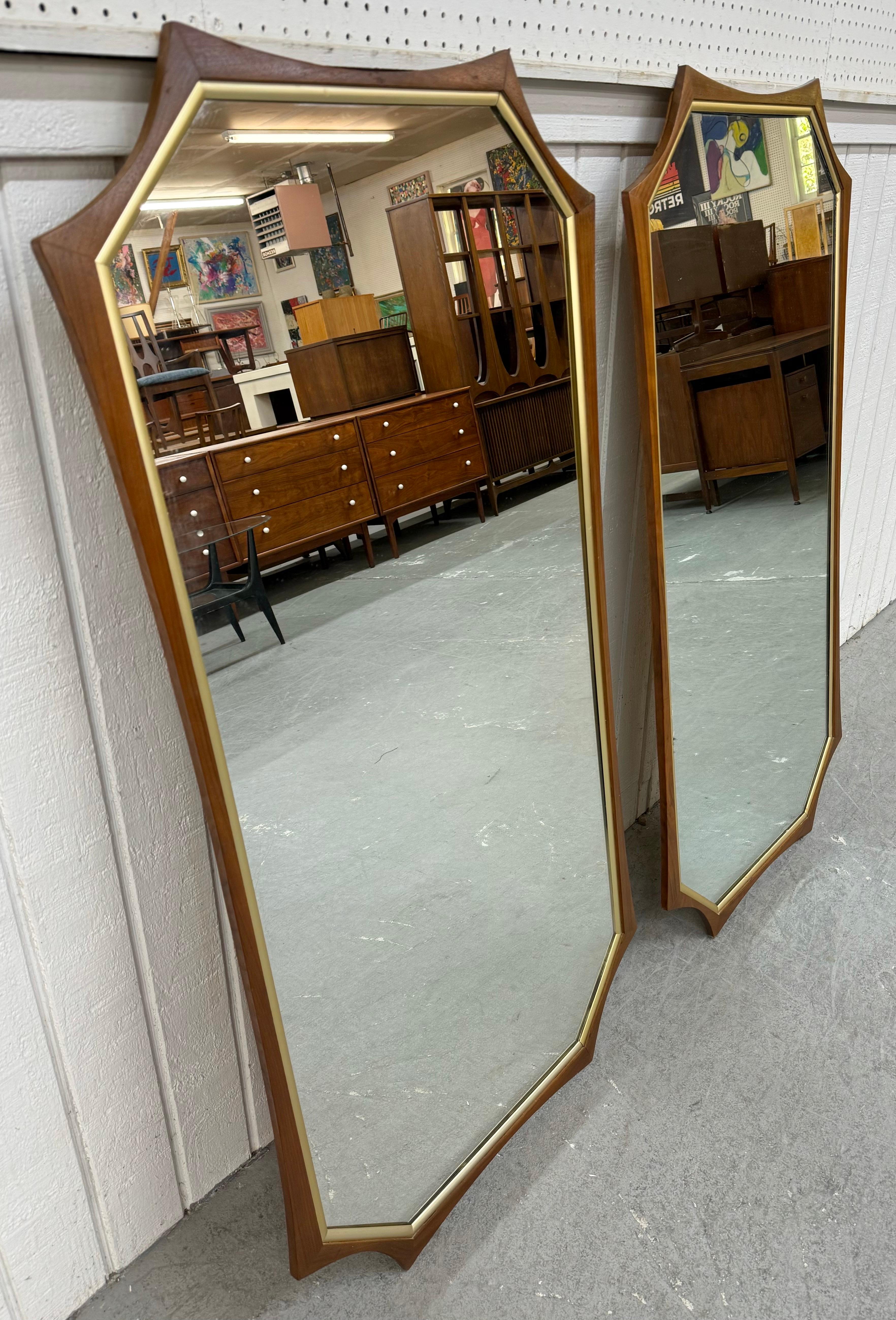 Dieses Angebot gilt für ein Paar achteckige Wandspiegel aus Nussbaumholz aus der Jahrhundertmitte. Mit achteckigem Design, Wunschrahmen, Goldverzierungen und Originalspiegeln. Dies ist eine außergewöhnliche Kombination aus Qualität und Design!
