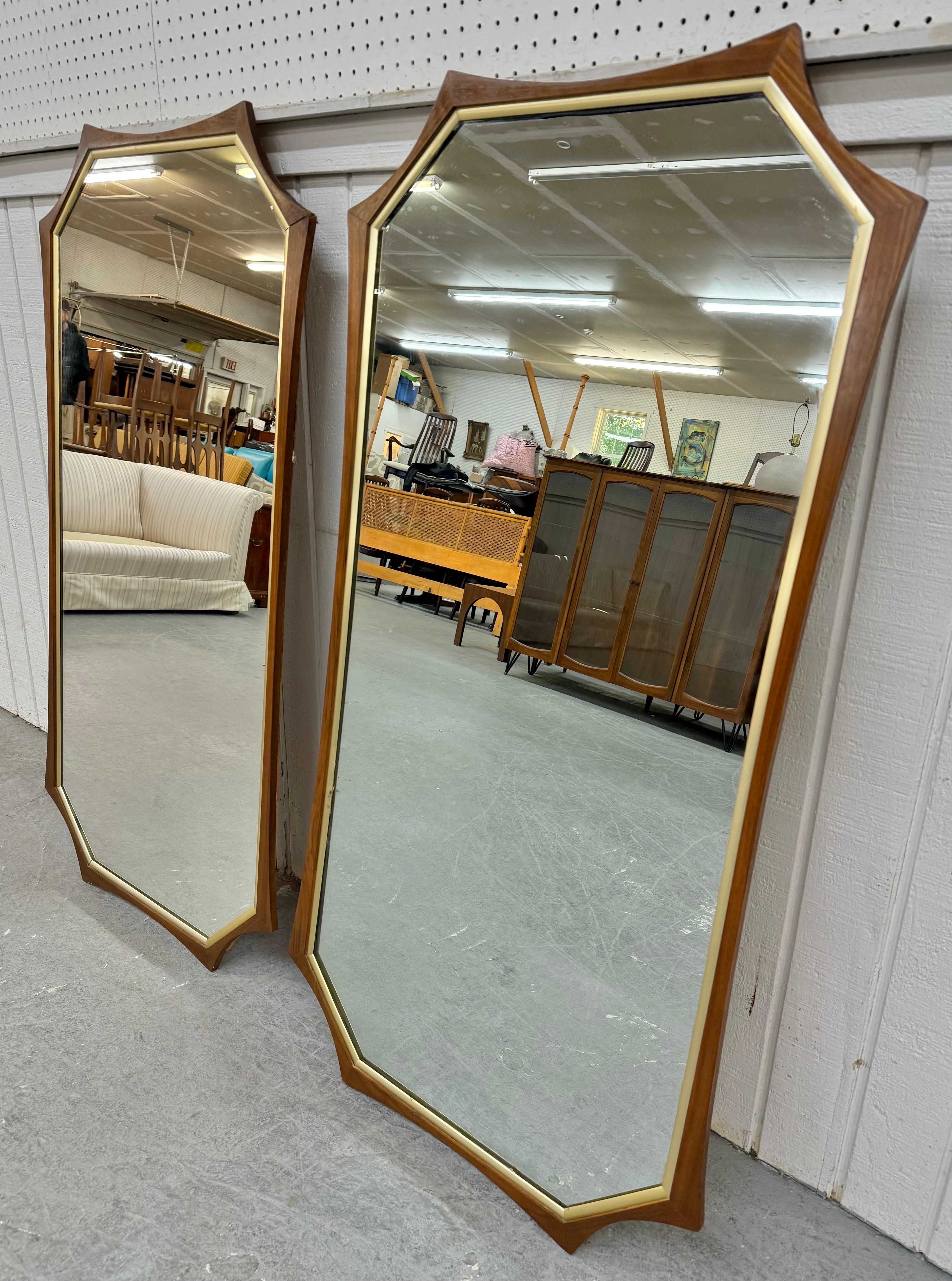 Achteckige Mid-Century-Modern-Wandspiegel aus Nussbaumholz - 2er-Set (Moderne der Mitte des Jahrhunderts) im Angebot