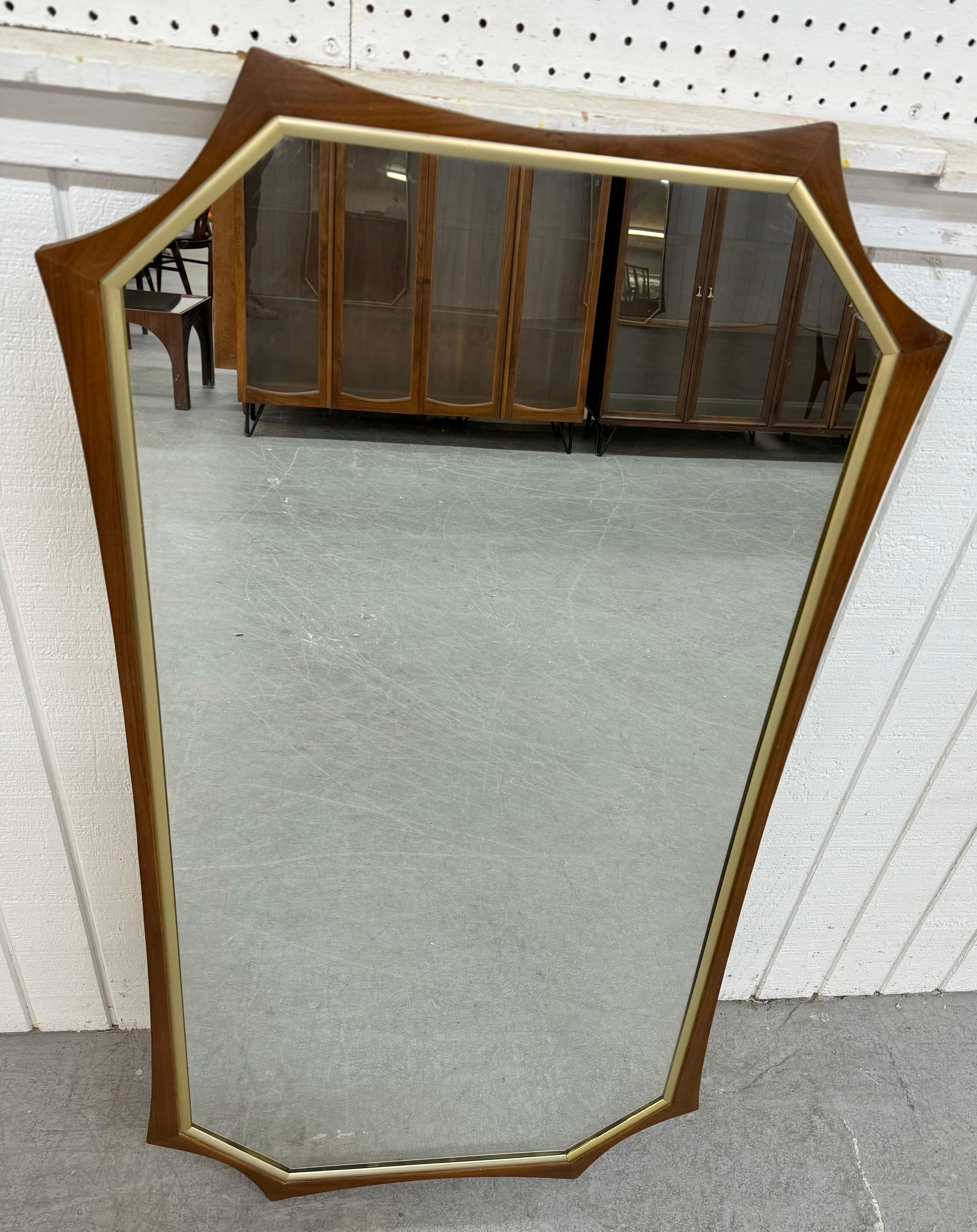 Achteckige Mid-Century-Modern-Wandspiegel aus Nussbaumholz - 2er-Set (amerikanisch) im Angebot