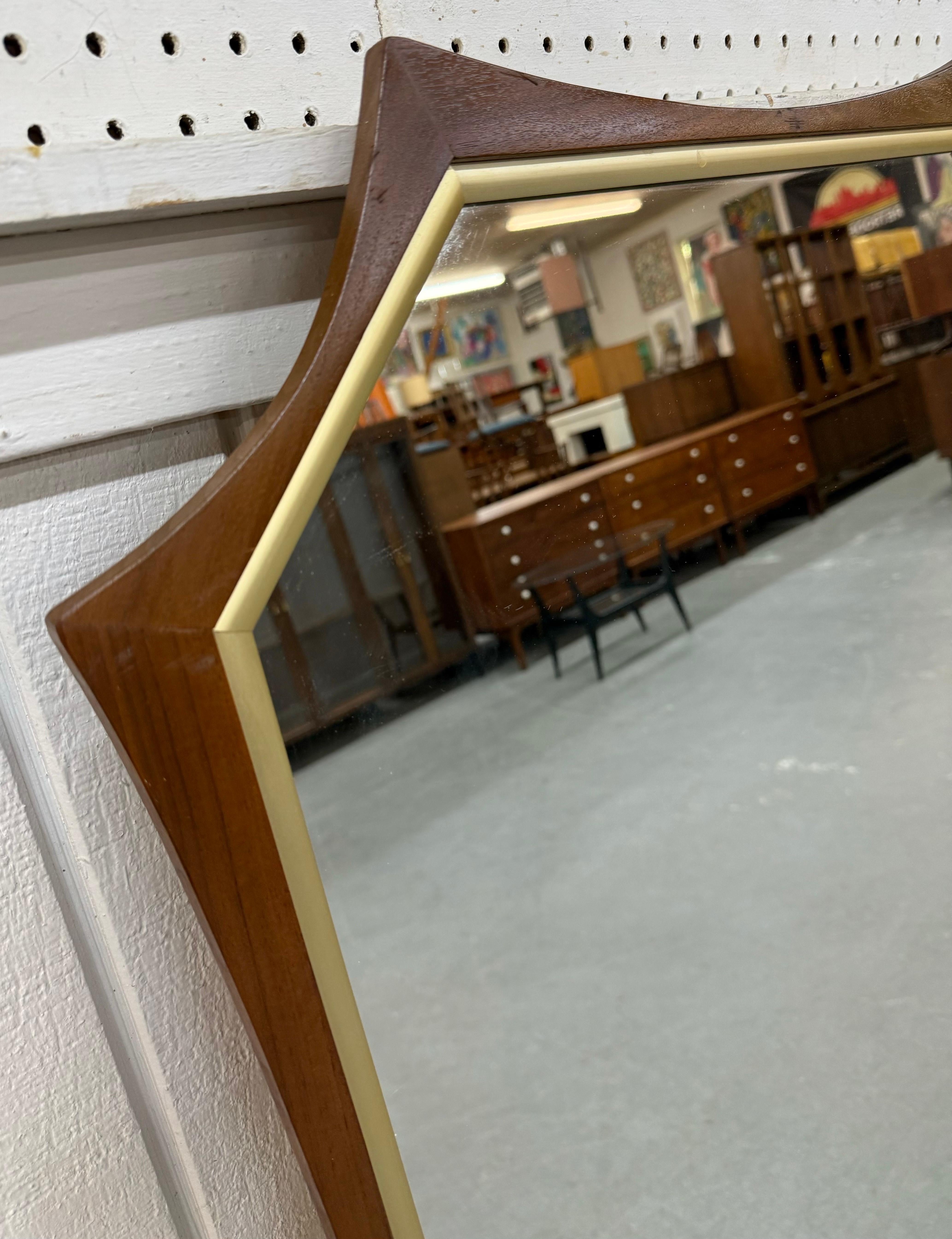 Achteckige Mid-Century-Modern-Wandspiegel aus Nussbaumholz - 2er-Set im Zustand „Gut“ im Angebot in Clarksboro, NJ