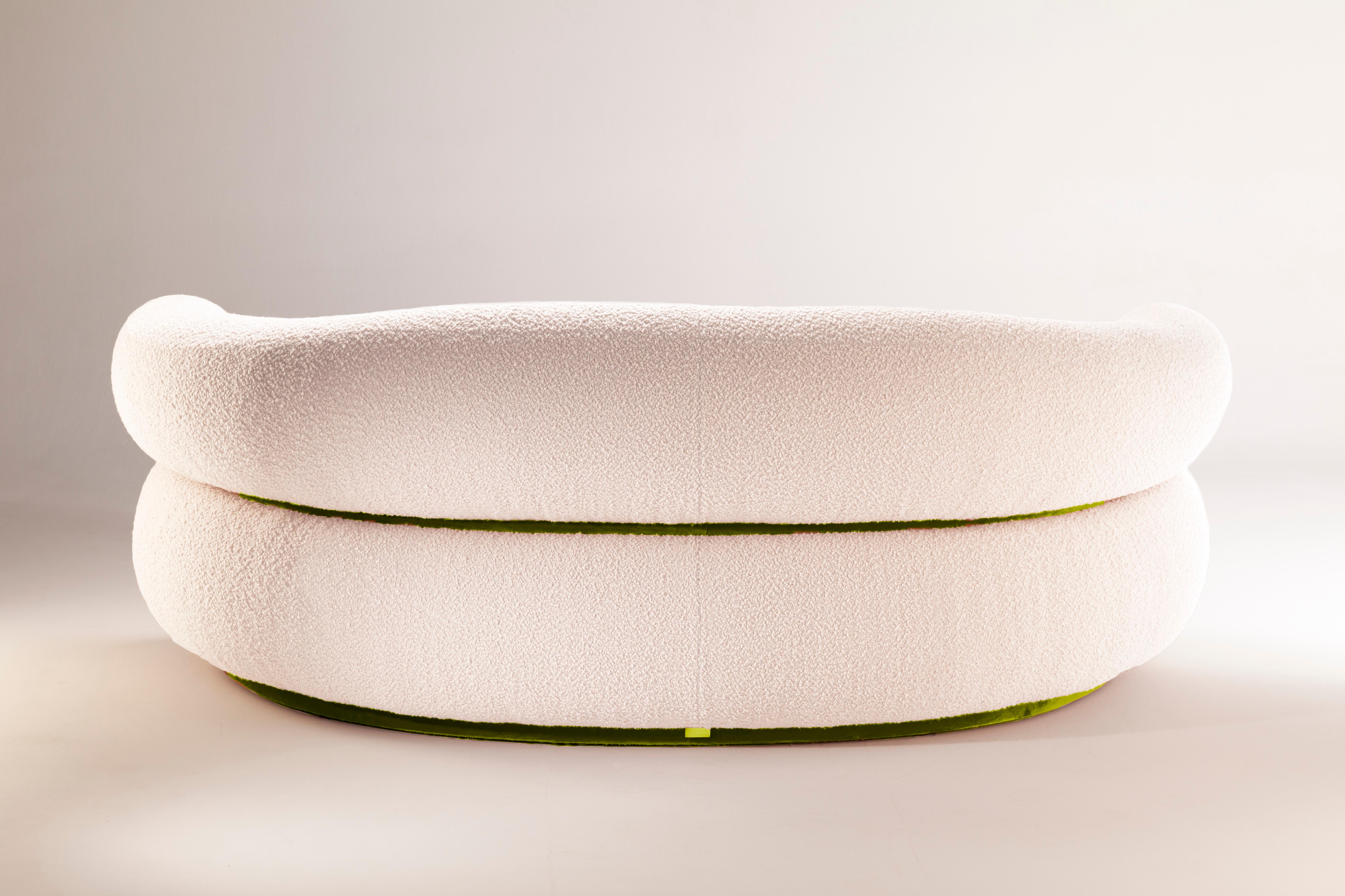 Mid-Century Modern Off-White Bouclé Malibu Rundes Sofa, Grüner Samt, w=240 (Moderne der Mitte des Jahrhunderts) im Angebot