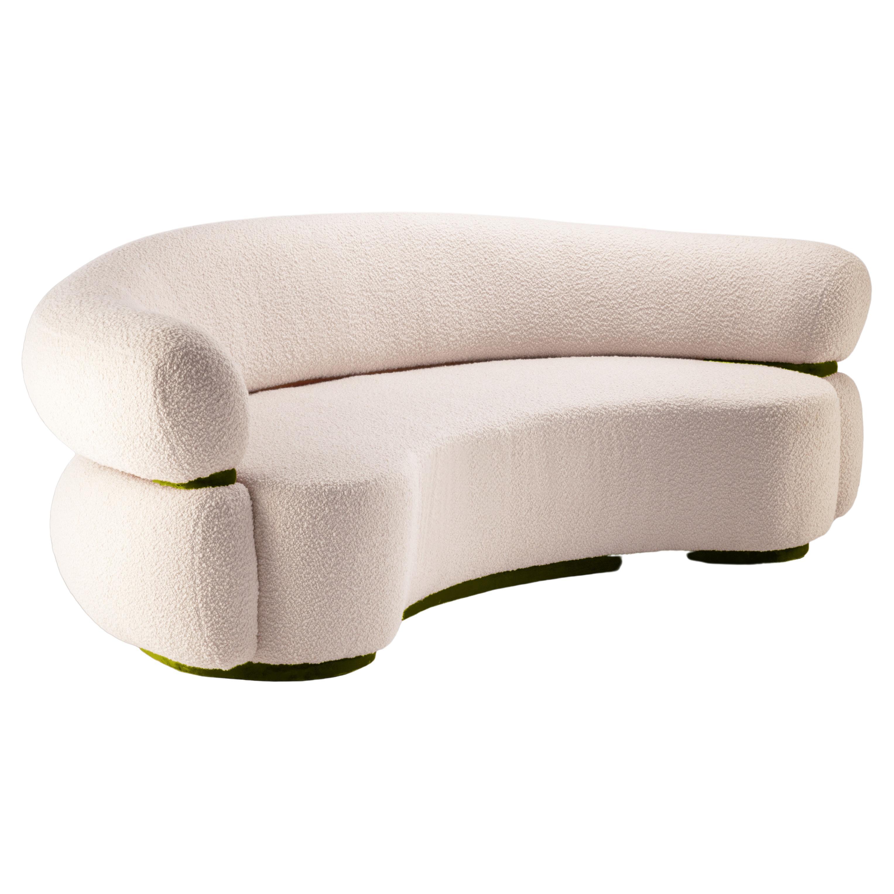 Mid-Century Modern Off-White Bouclé Malibu Rundes Sofa, Grüner Samt, w=240 im Angebot