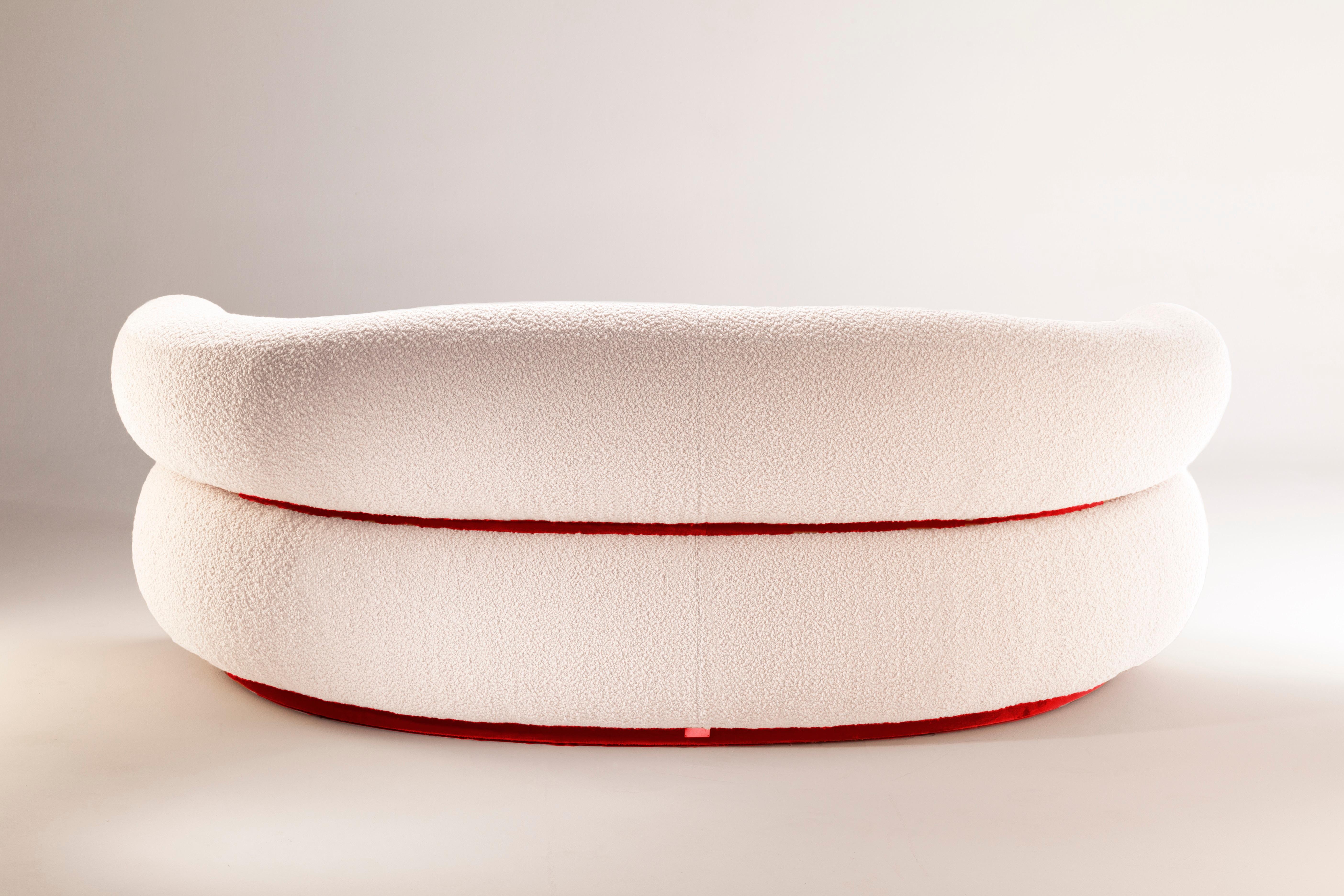 Mid-Century Modern Off-White Bouclé Malibu Rundes Sofa, Roter Baumwollsamt, w=240 (Moderne der Mitte des Jahrhunderts) im Angebot