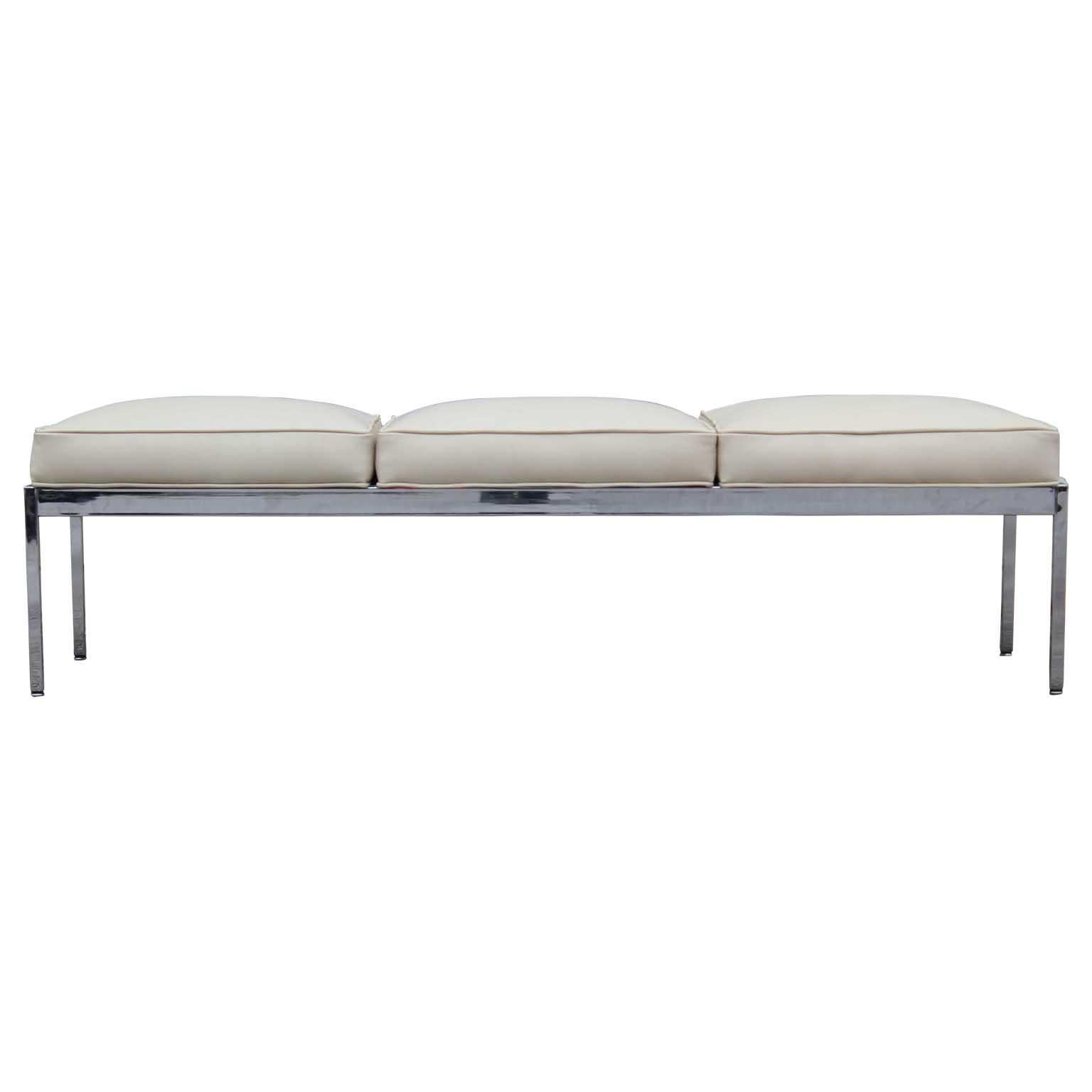 Beautiful Mid-Century Modern off white spinney back leather chrome bench in the style of Knoll, circa 1970s.