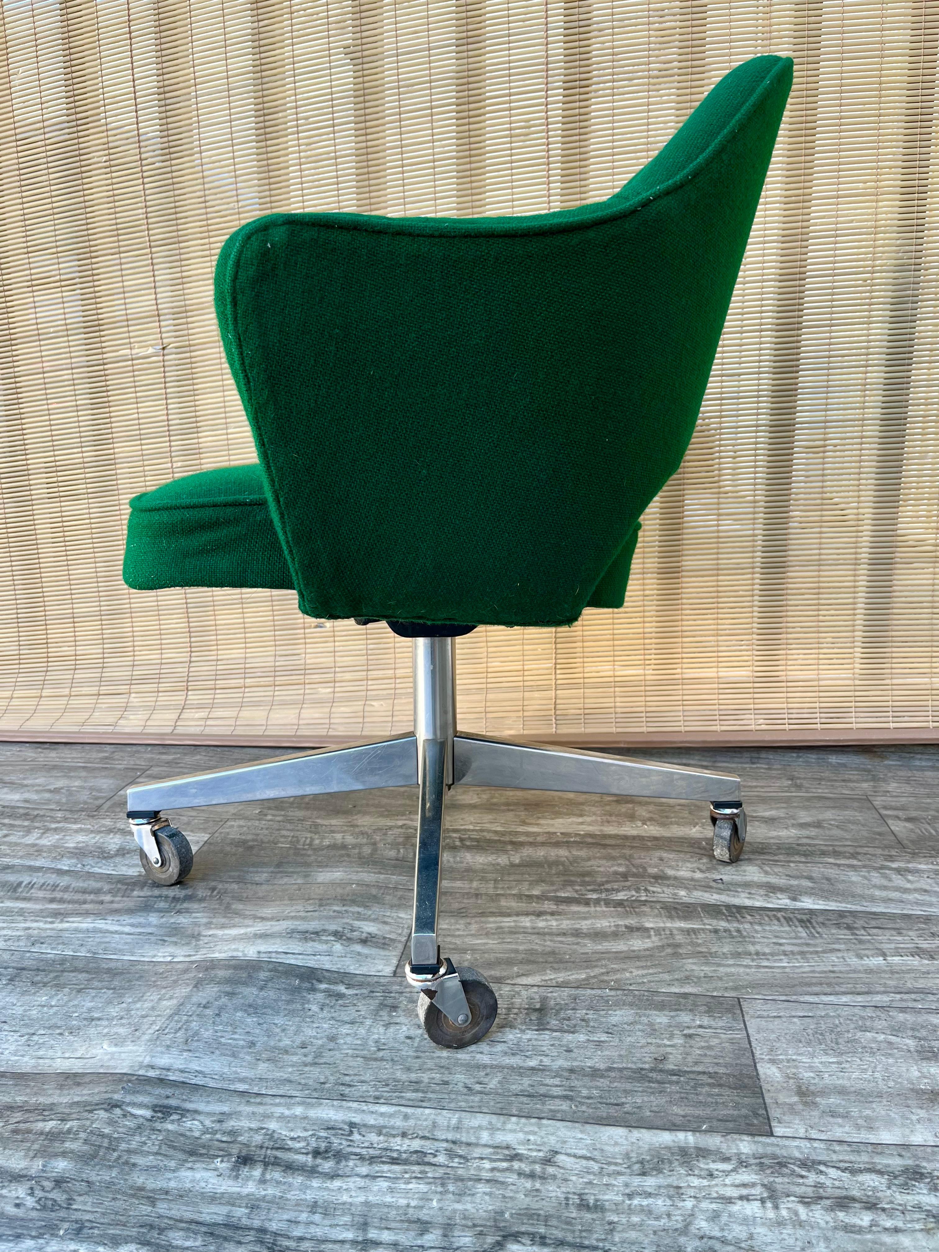 Mid Century Modern Office Chair with arms by Saarinen for Knoll. Circa 1970s For Sale 2