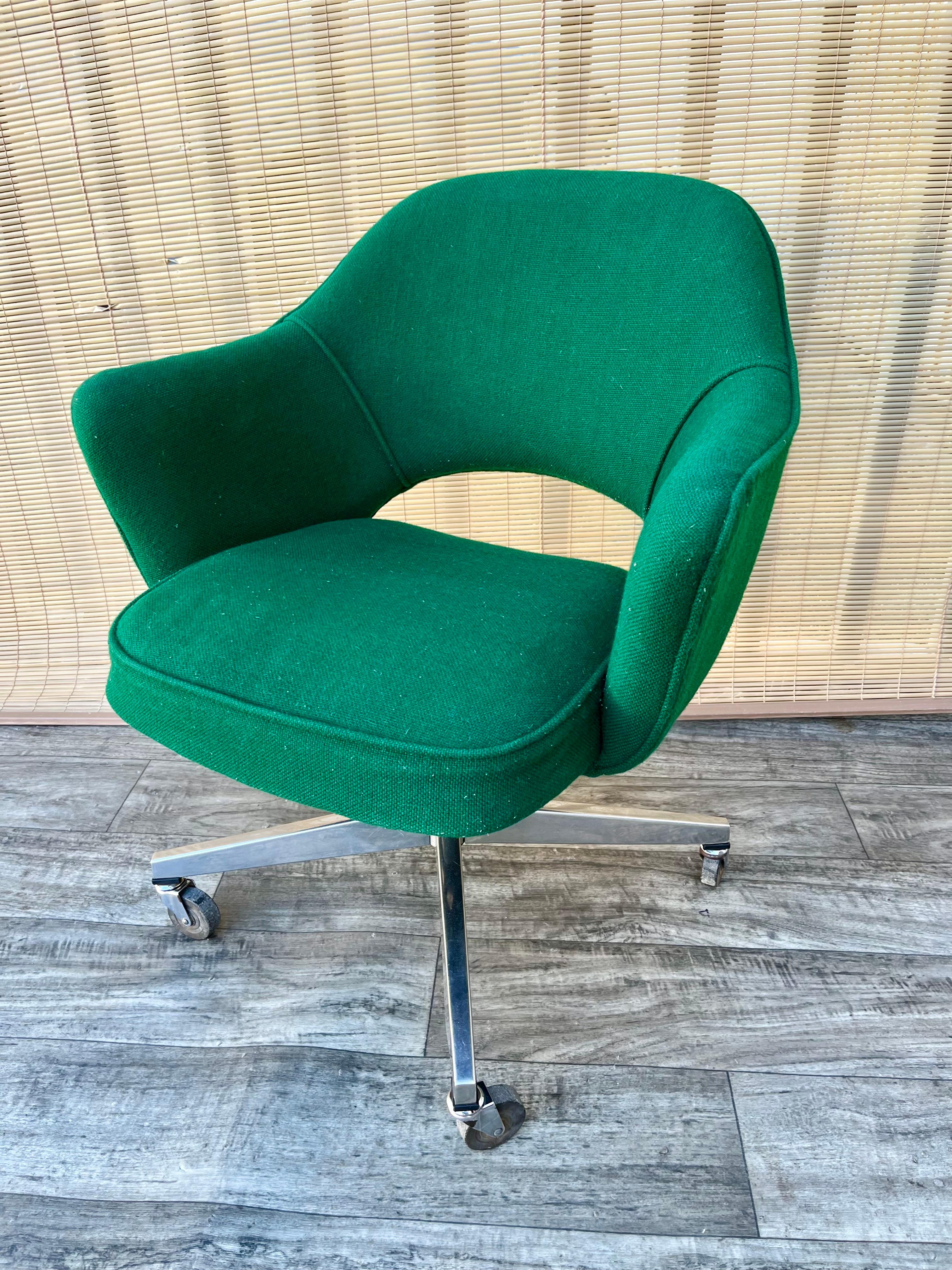 Mid Century Modern Office Chair with arms by Saarinen for Knoll. Circa 1970s For Sale 3