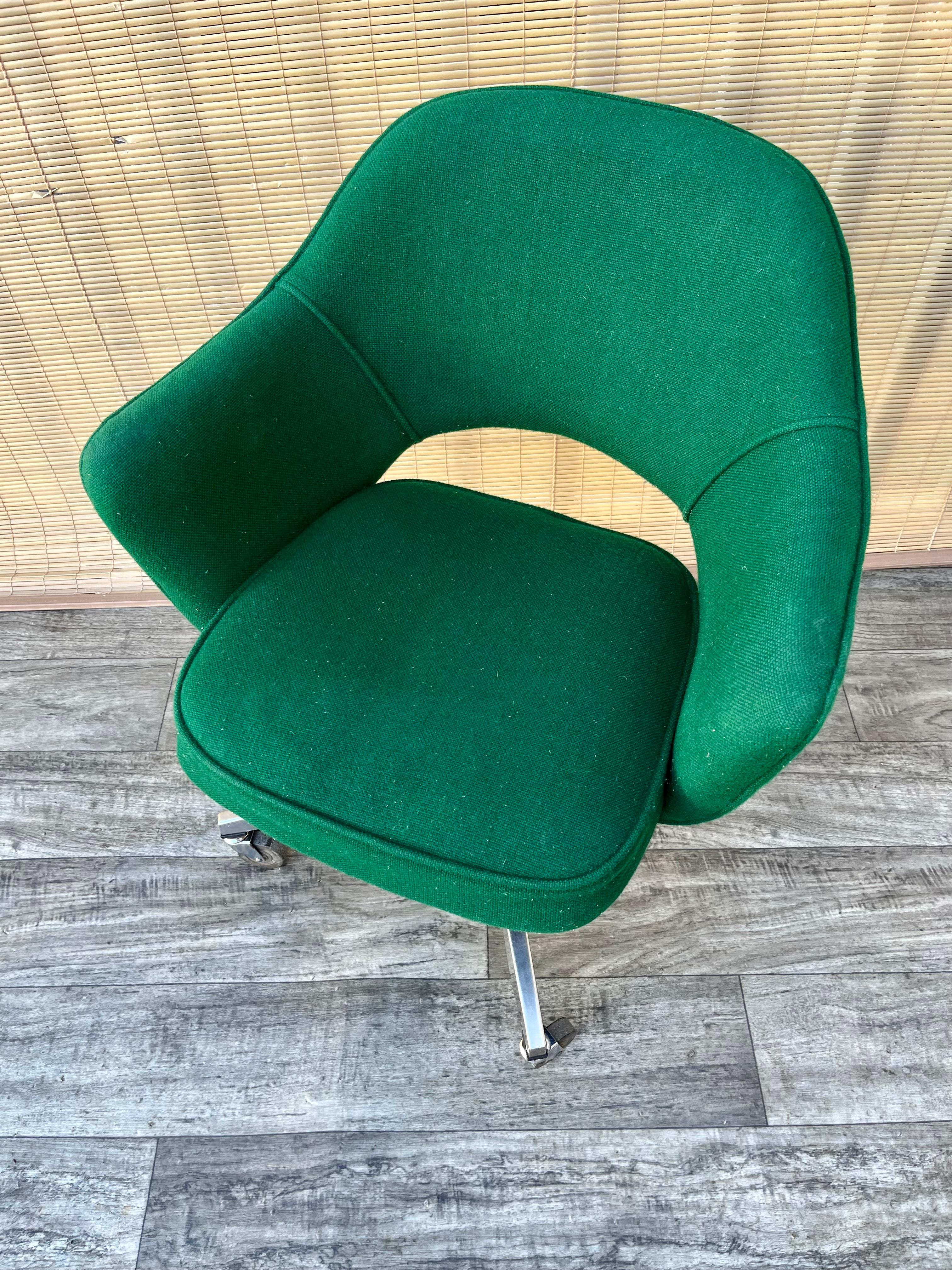 Chaise de bureau moderne du milieu du siècle avec bras par Saarinen pour Knoll. Circa 1970 en vente 5