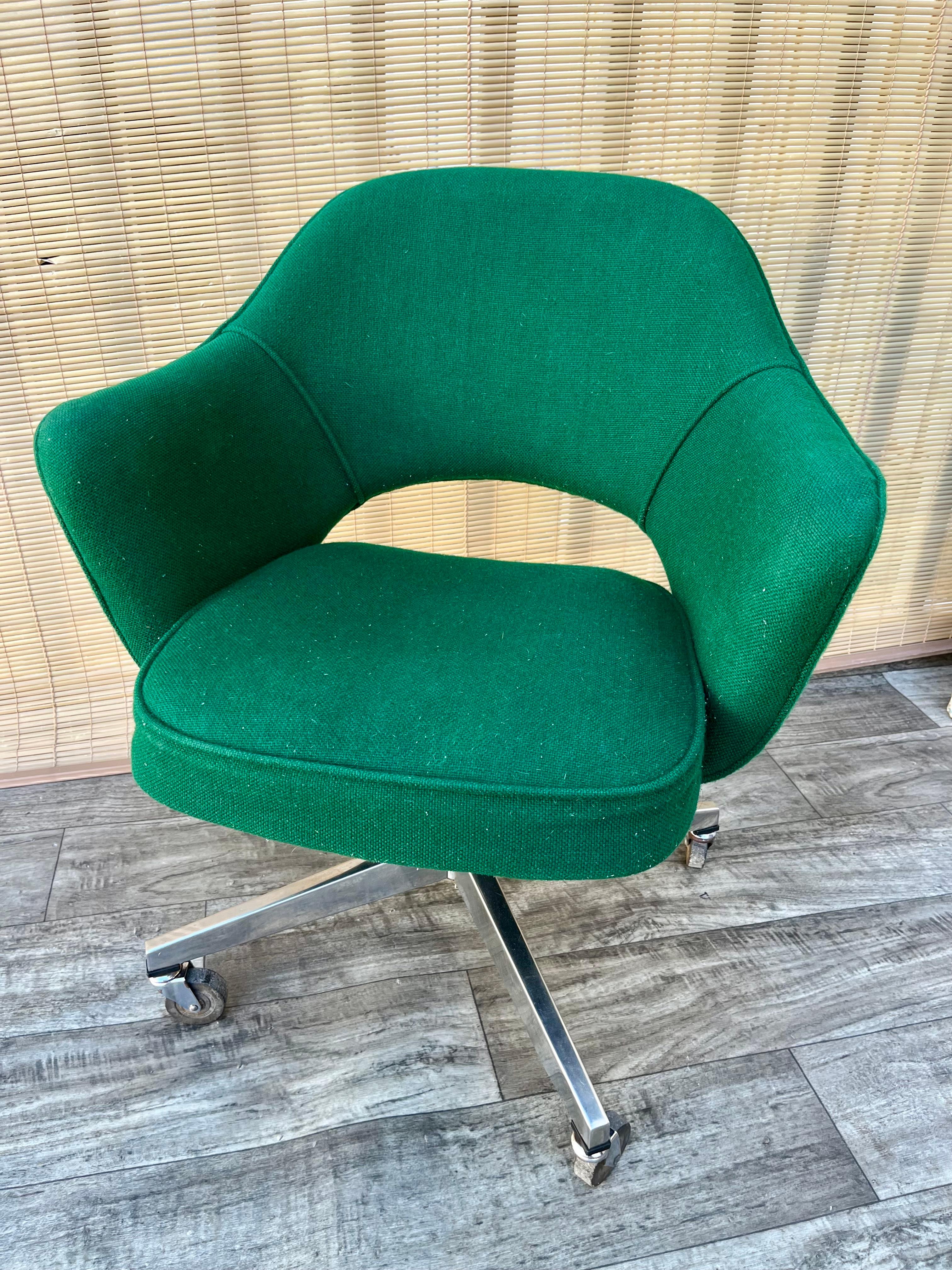 Mid Century Modern Office Chair with arms by Saarinen for Knoll. Circa 1970s For Sale 4