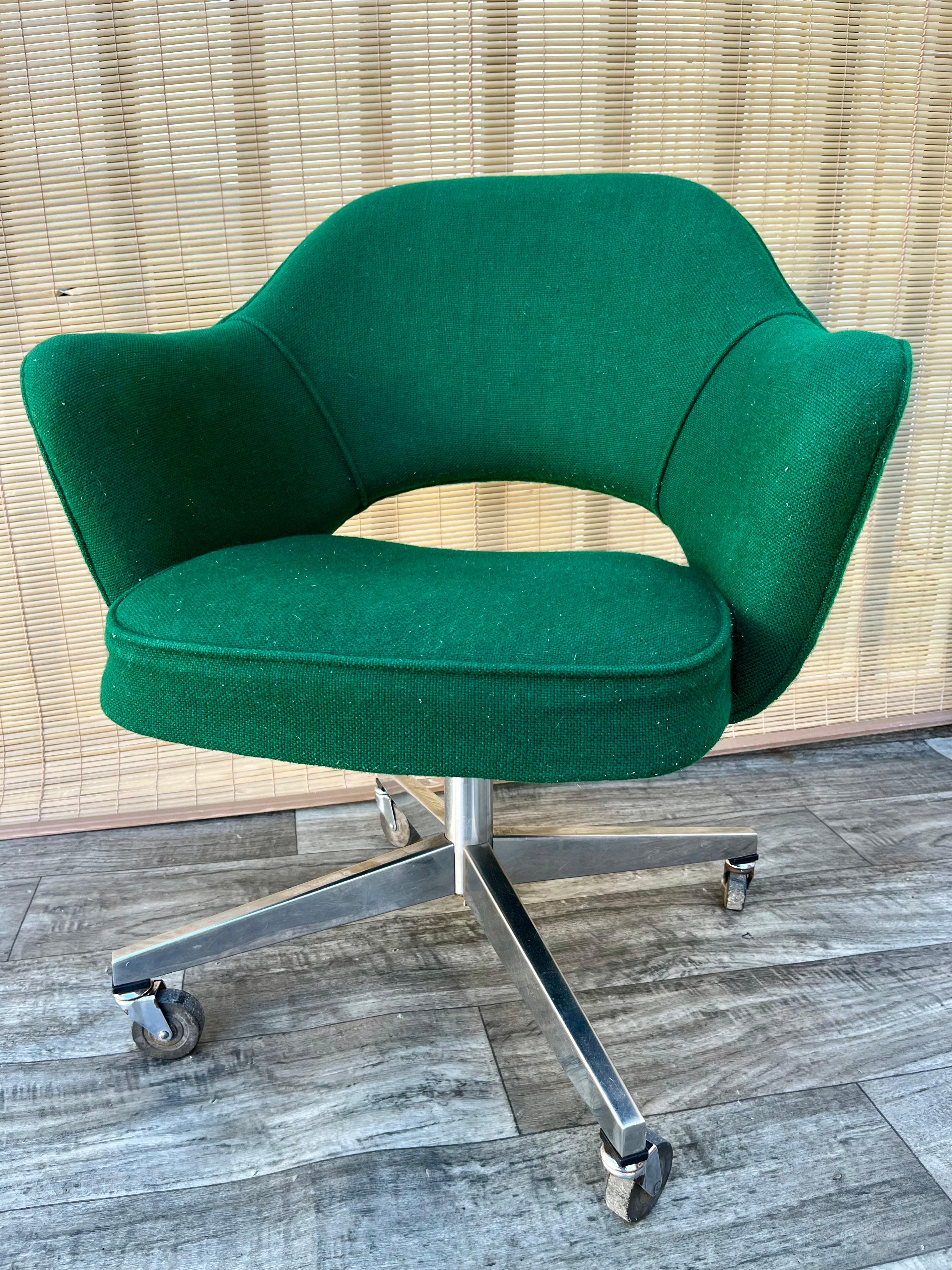 Moderner Bürostuhl aus der Mitte des Jahrhunderts mit Armlehnen von Saarinen für Knoll. Circa 1970er Jahre im Angebot 7