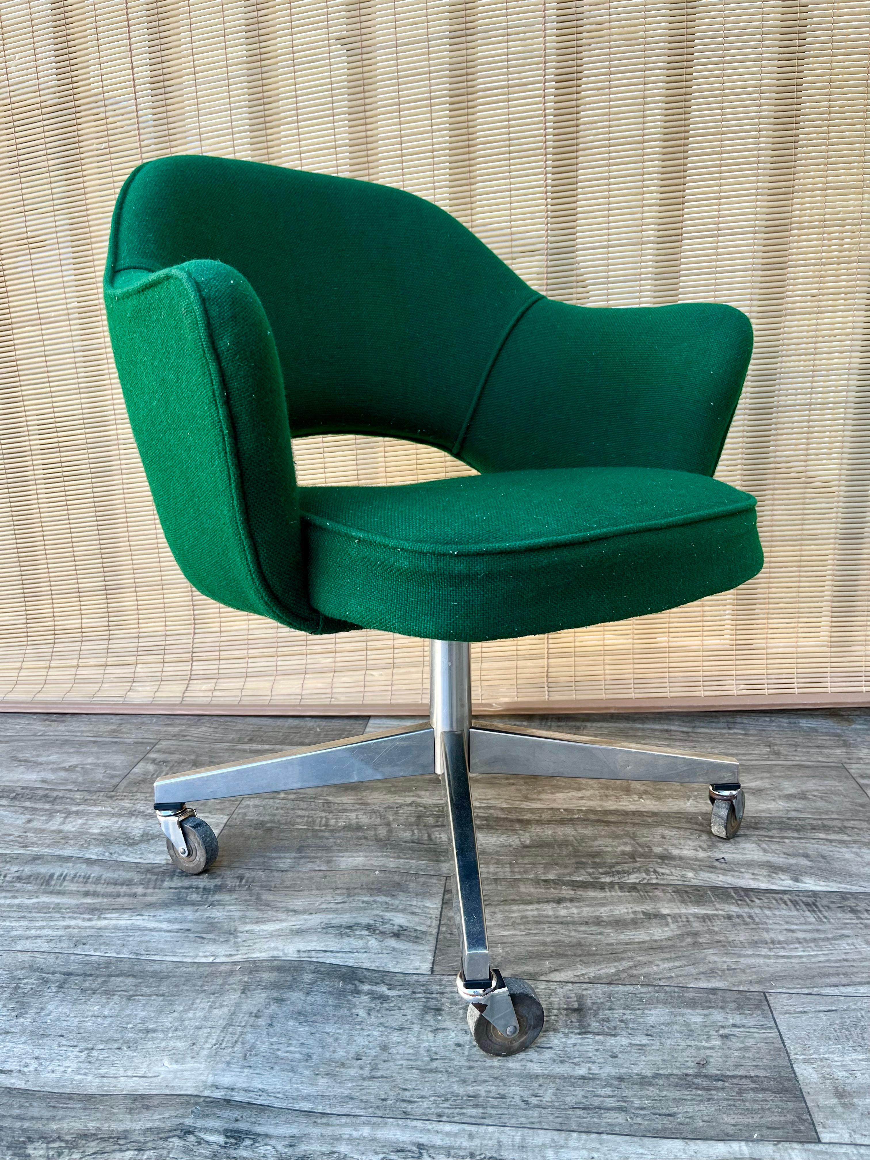 American Mid Century Modern Office Chair with arms by Saarinen for Knoll. Circa 1970s For Sale