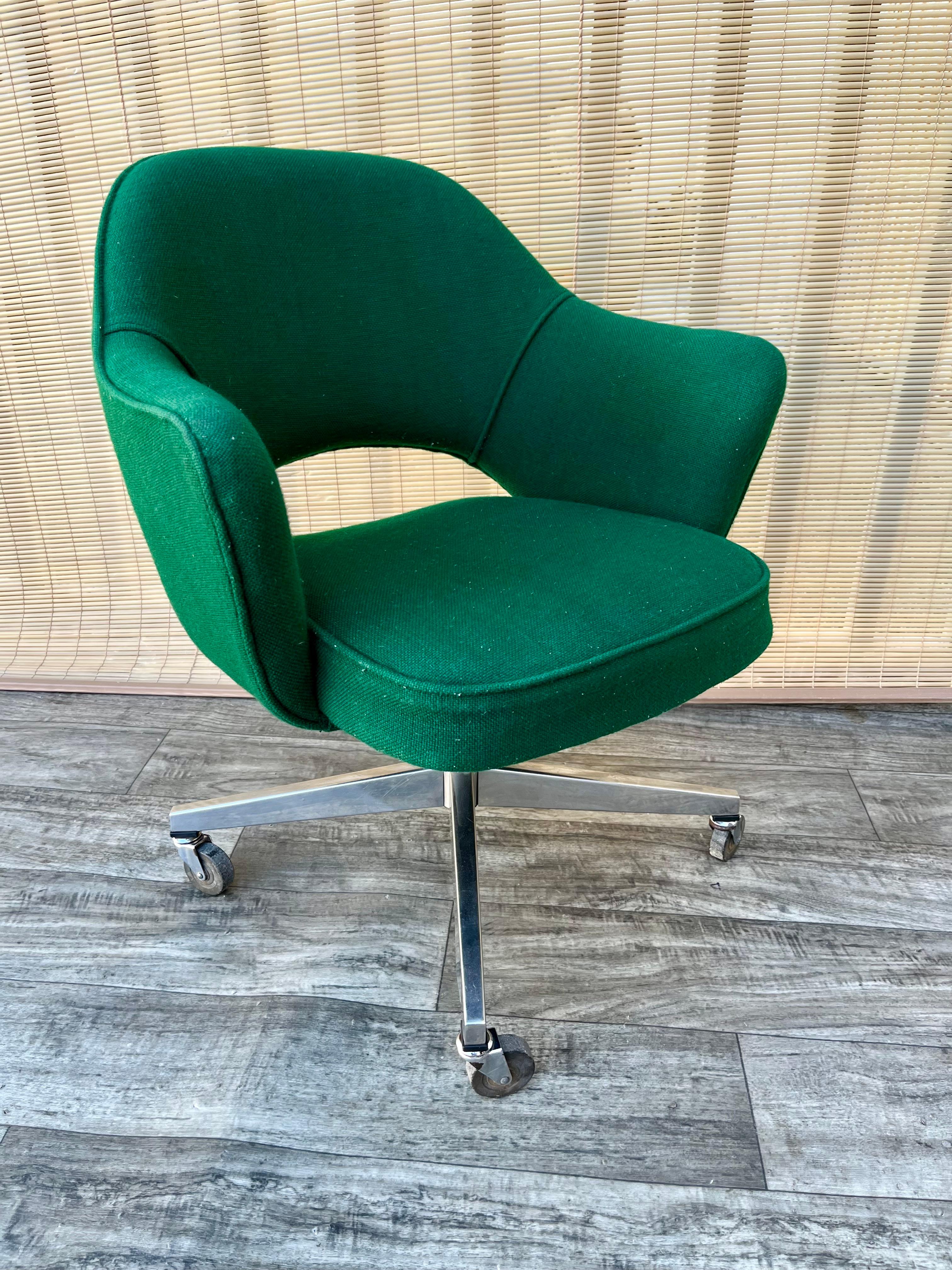American Mid Century Modern Office Chair with arms by Saarinen for Knoll. Circa 1970s For Sale
