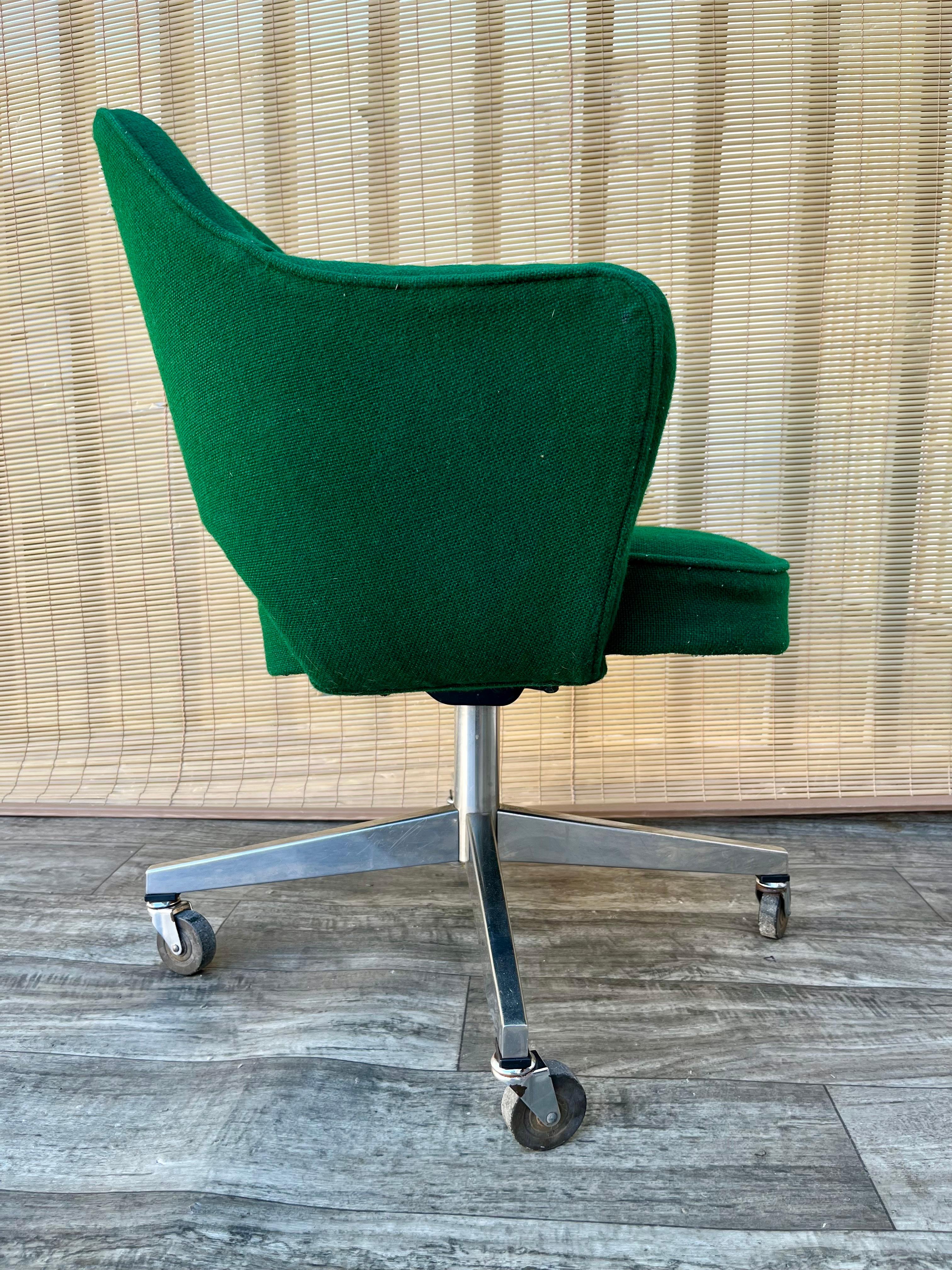 Late 20th Century Mid Century Modern Office Chair with arms by Saarinen for Knoll. Circa 1970s For Sale