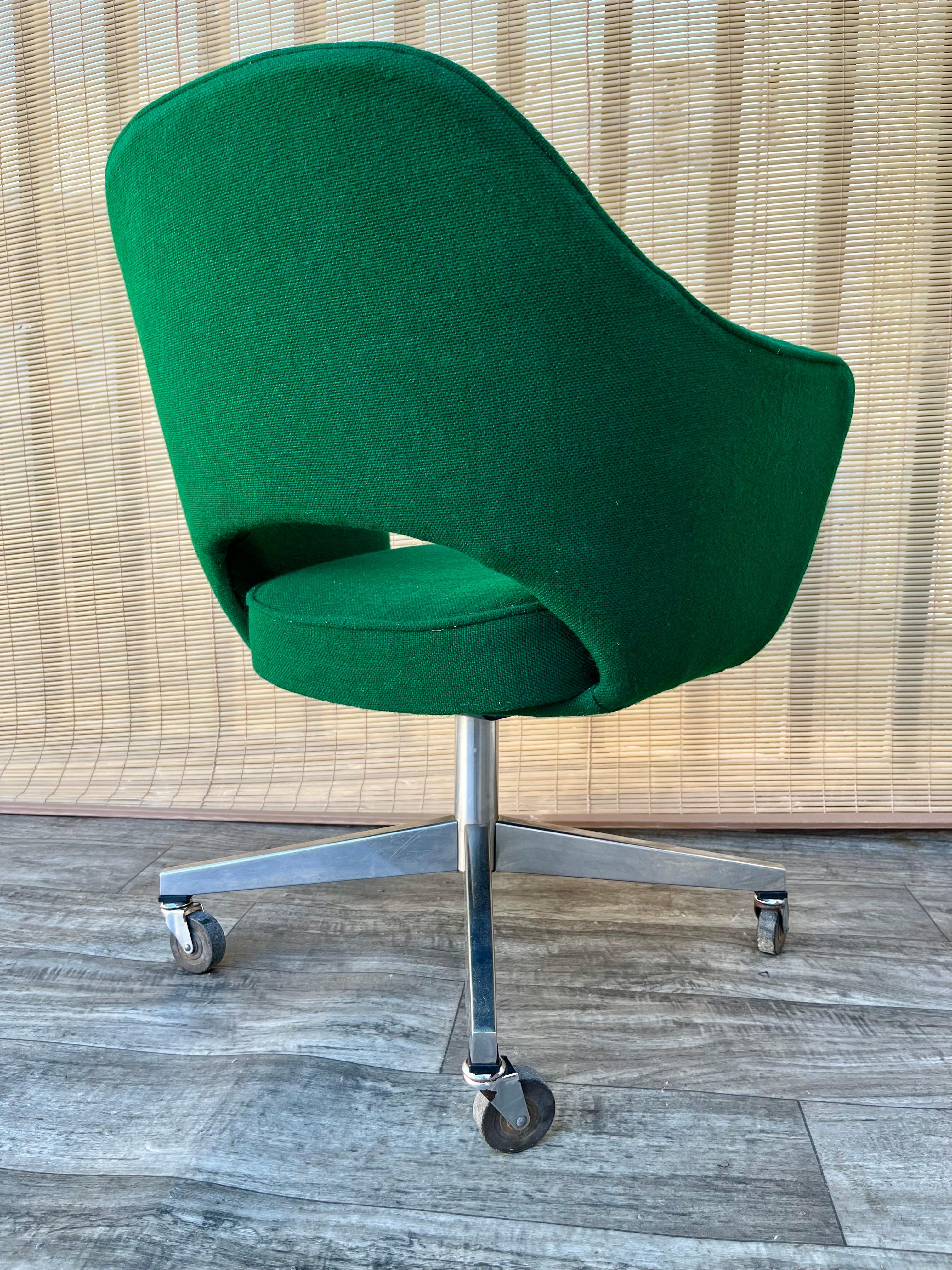 Twill Mid Century Modern Office Chair with arms by Saarinen for Knoll. Circa 1970s For Sale