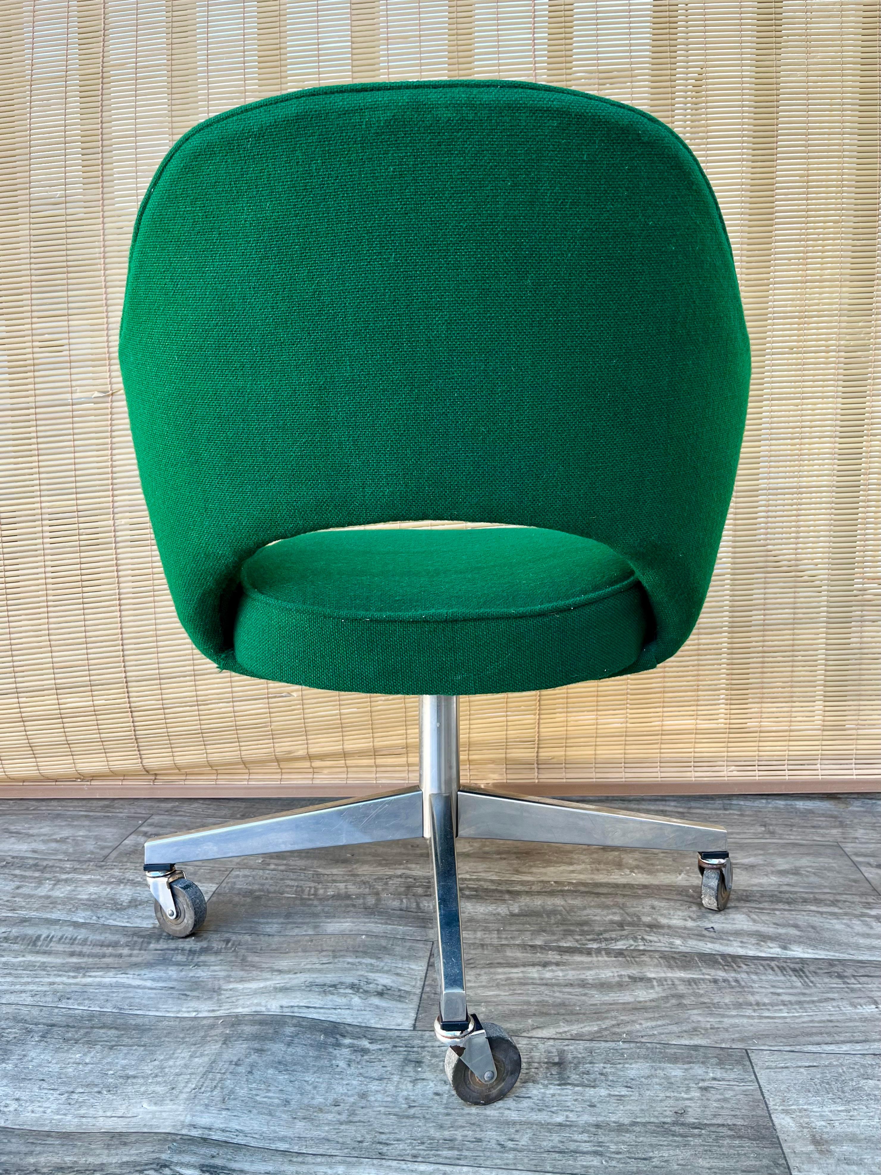 Chaise de bureau moderne du milieu du siècle avec bras par Saarinen pour Knoll. Circa 1970 en vente 2