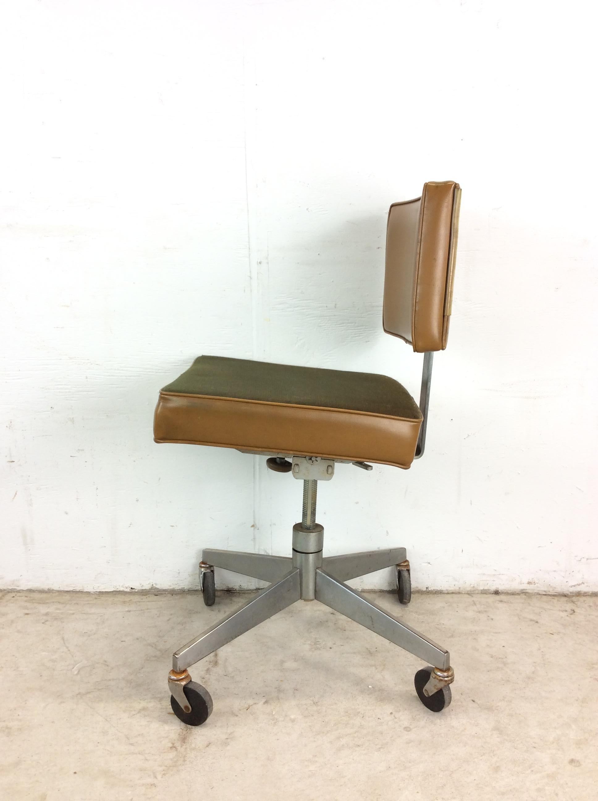 Mid Century Modern Office Chair with Wheeled Swivel Base For Sale 5