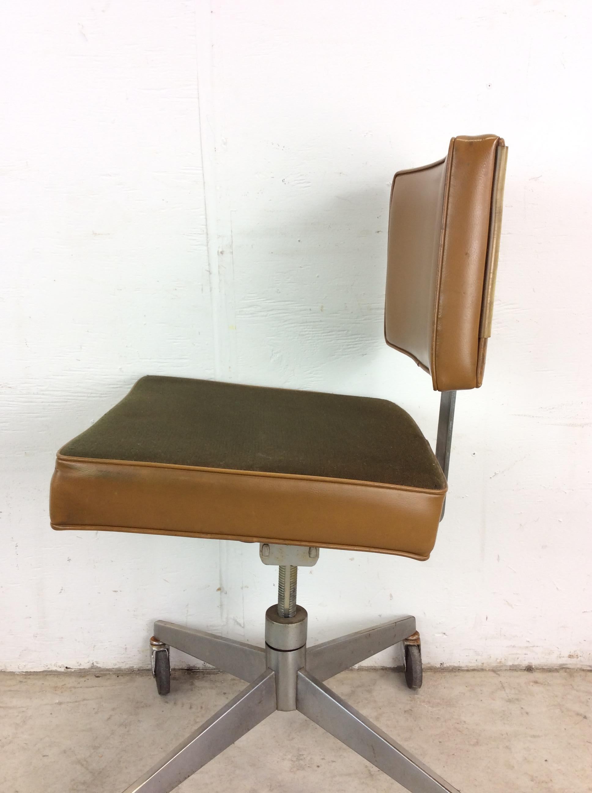 Mid Century Modern Office Chair with Wheeled Swivel Base For Sale 6