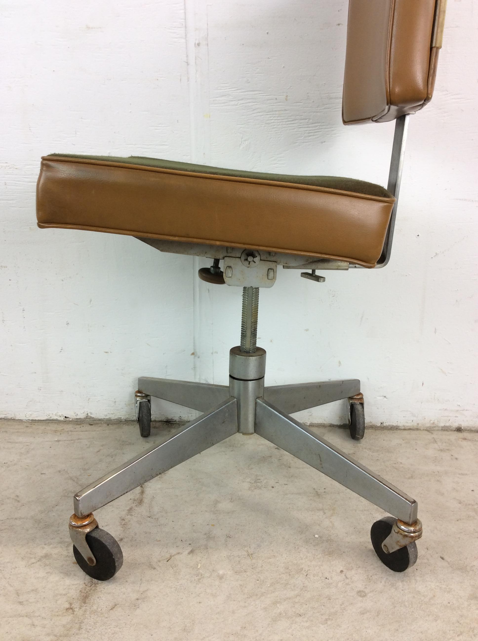 Mid Century Modern Office Chair with Wheeled Swivel Base For Sale 7
