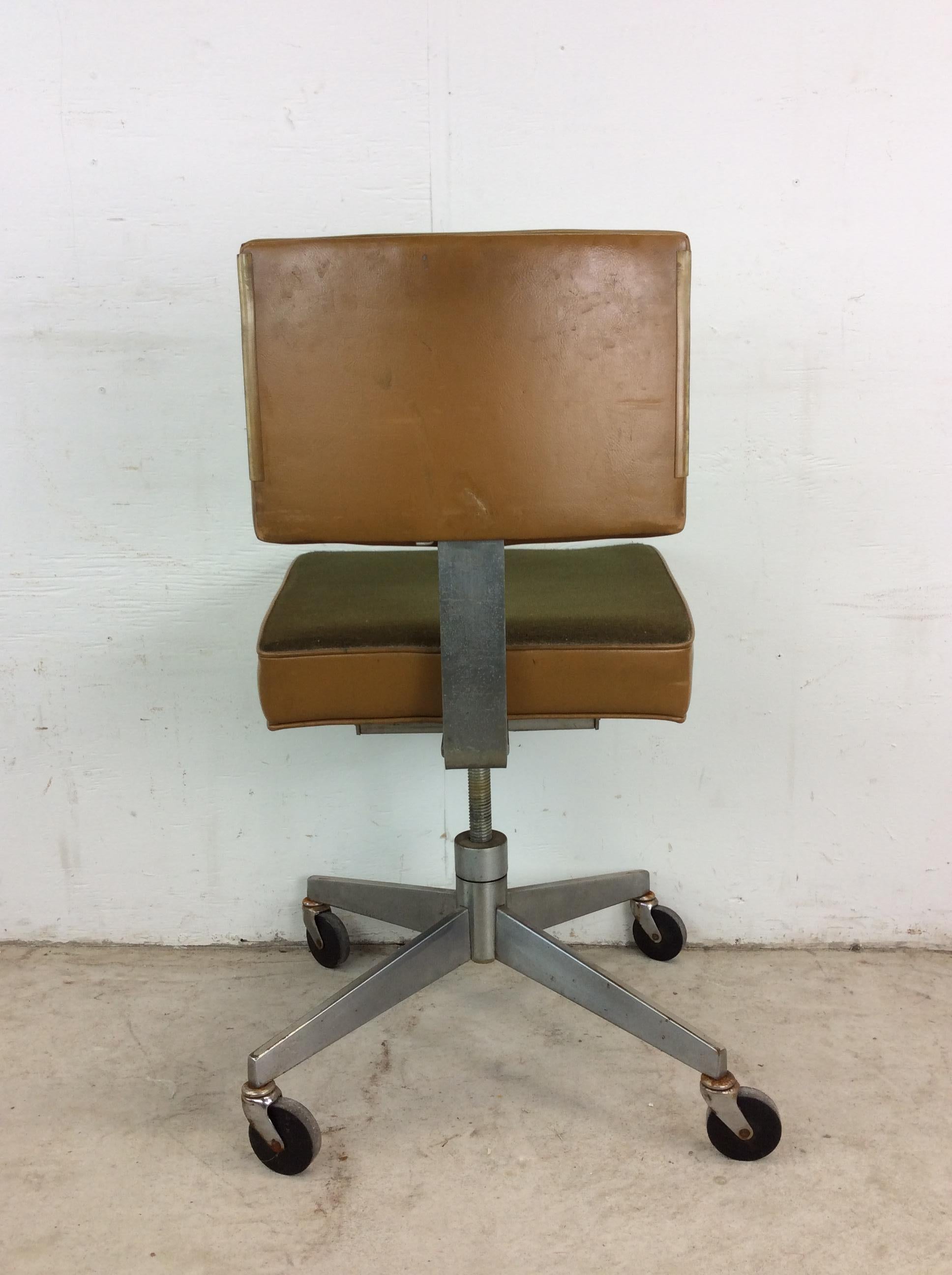 Mid Century Modern Office Chair with Wheeled Swivel Base For Sale 9