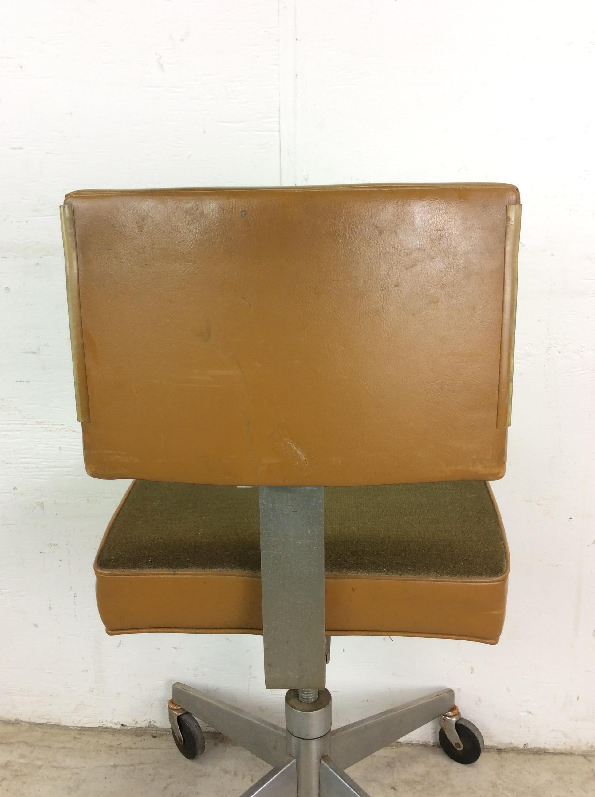 Mid Century Modern Office Chair with Wheeled Swivel Base For Sale 10