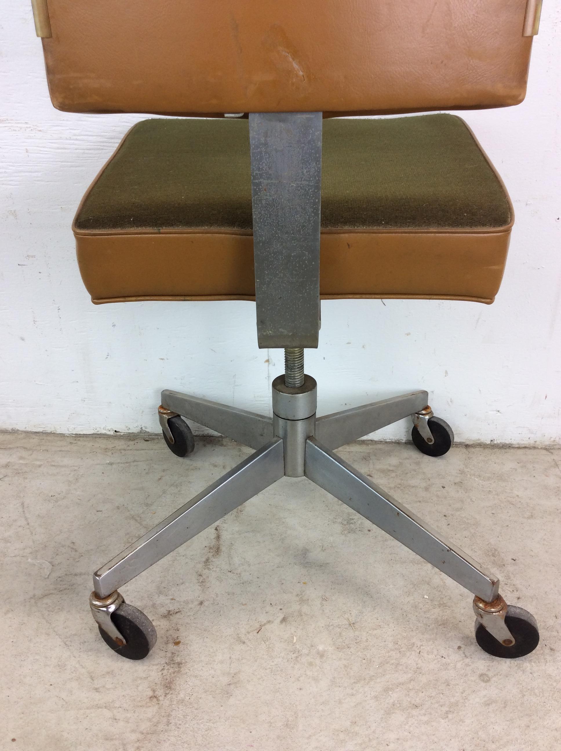 Mid Century Modern Office Chair with Wheeled Swivel Base For Sale 12