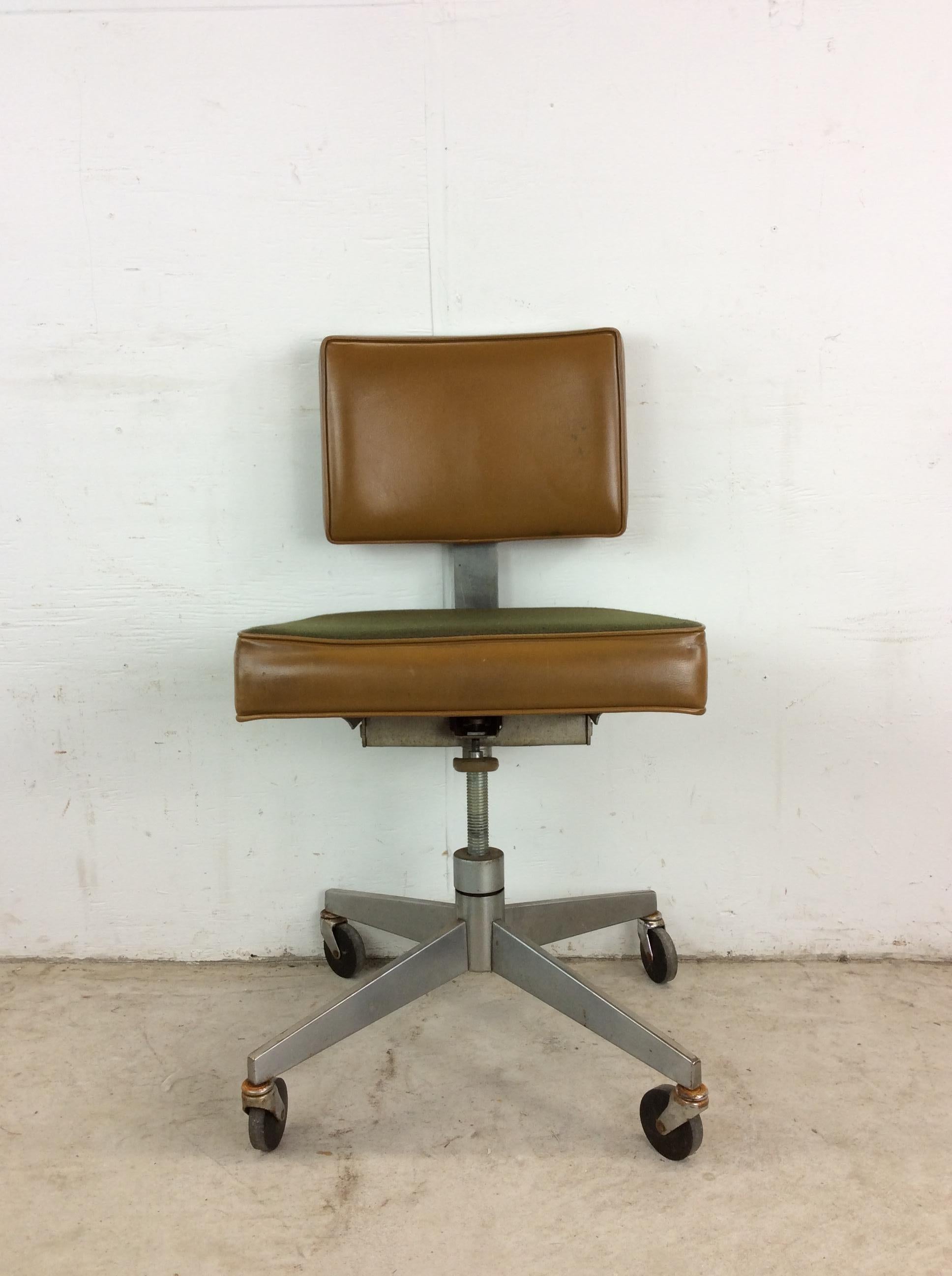 This mid century modern office chair by Steelcase features vintage brown vinyl and upholstery, adjustable seat height, and wheeled swivel base.

Dimensions: 18w 18d 33h 21sh

Condition notes: Original upholstery has some discoloration, scuffs and