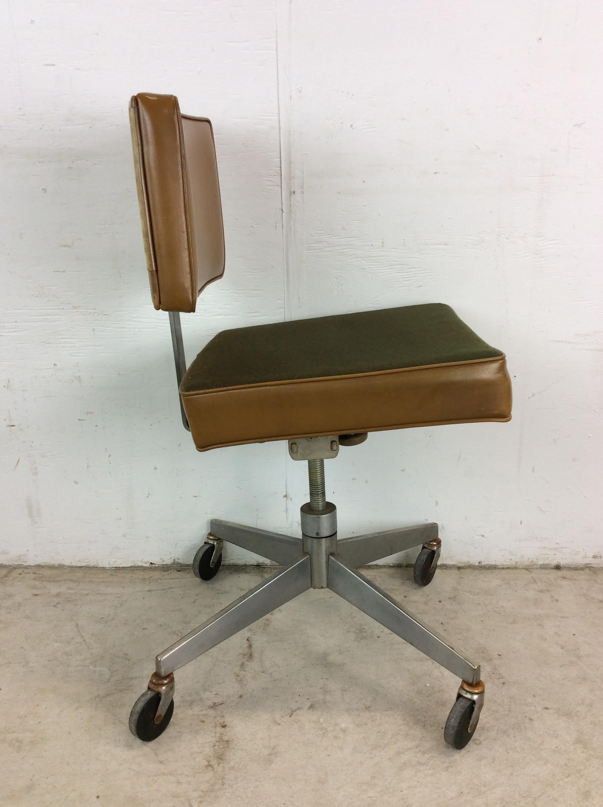 Mid Century Modern Office Chair with Wheeled Swivel Base For Sale 13
