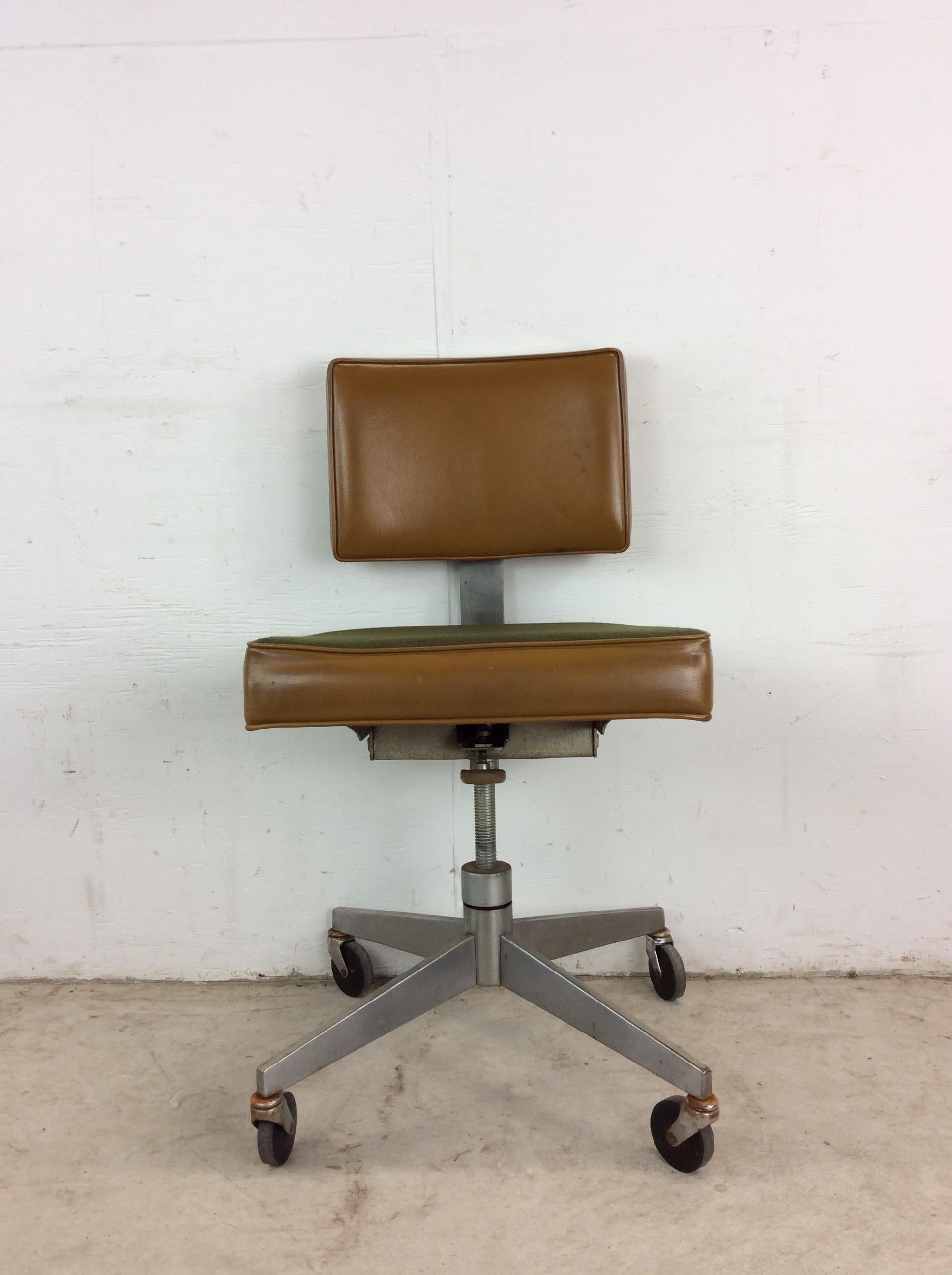 Mid-Century Modern Mid Century Modern Office Chair with Wheeled Swivel Base For Sale