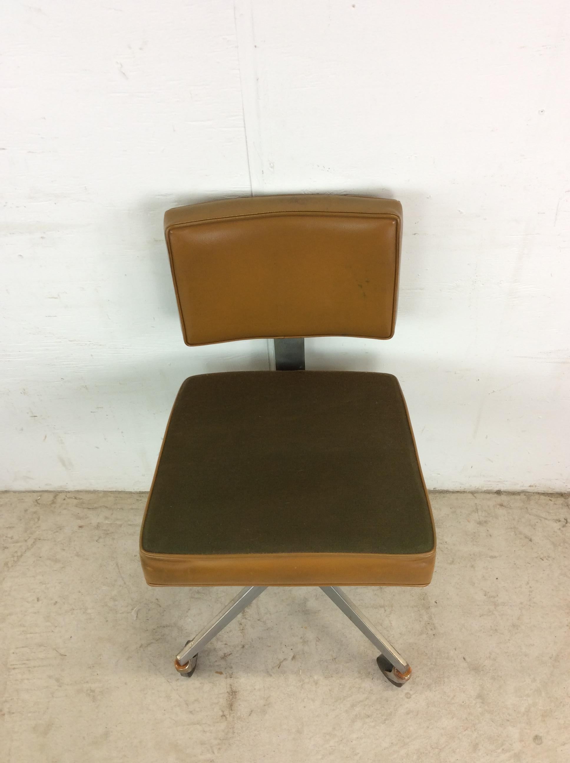Mid Century Modern Office Chair with Wheeled Swivel Base In Good Condition For Sale In Freehold, NJ