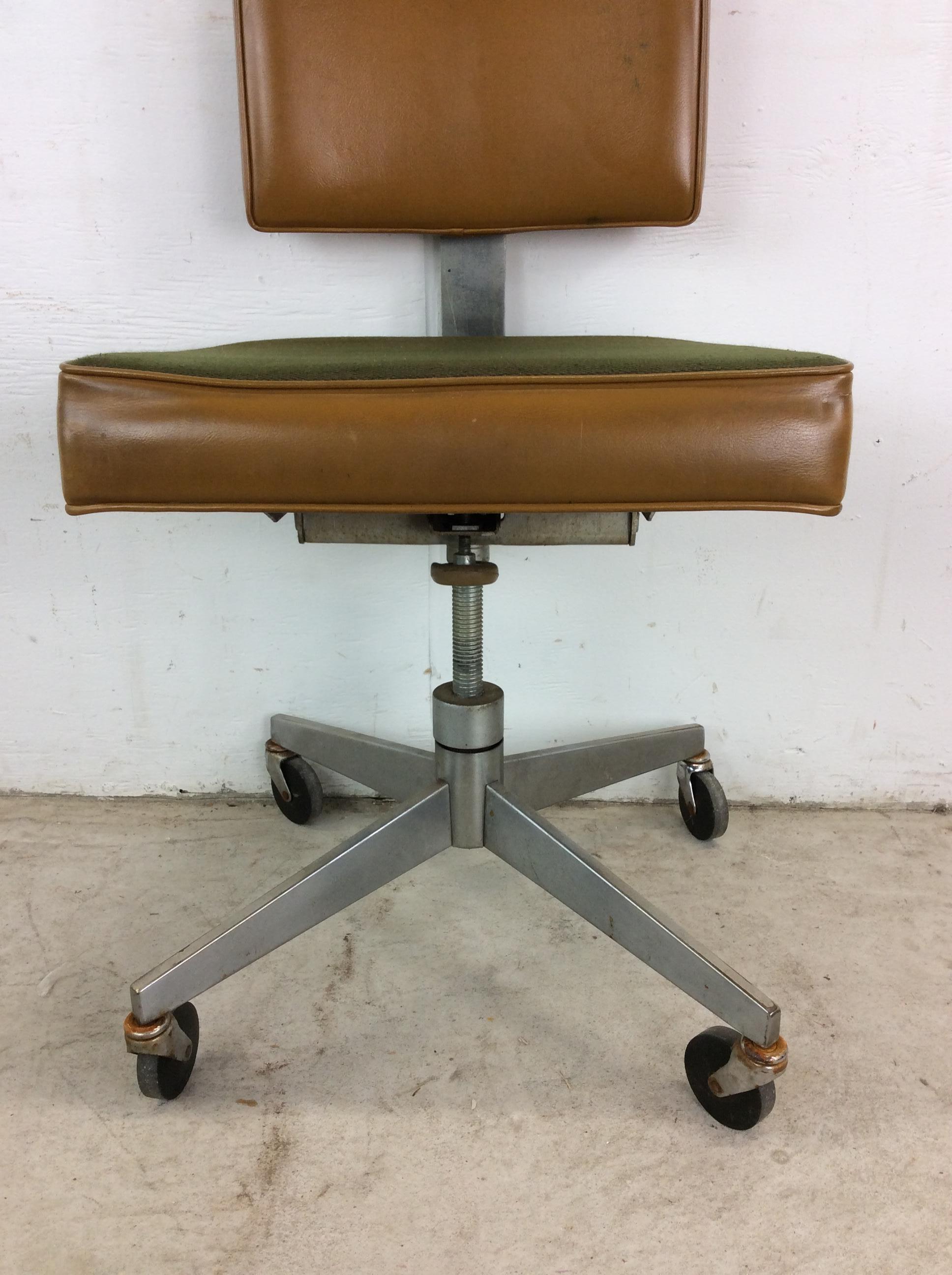 Upholstery Mid Century Modern Office Chair with Wheeled Swivel Base For Sale