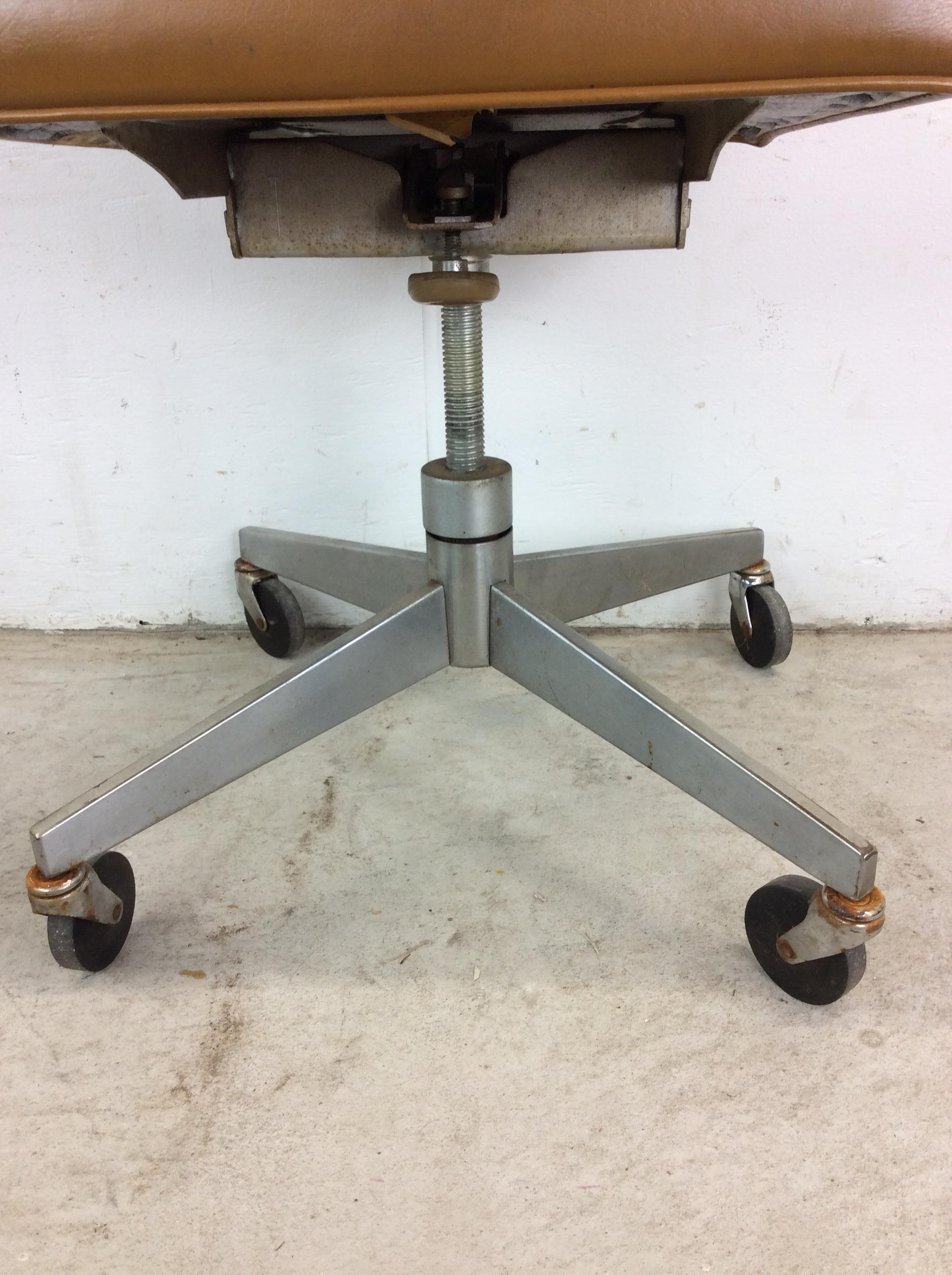 Mid Century Modern Office Chair with Wheeled Swivel Base For Sale 1
