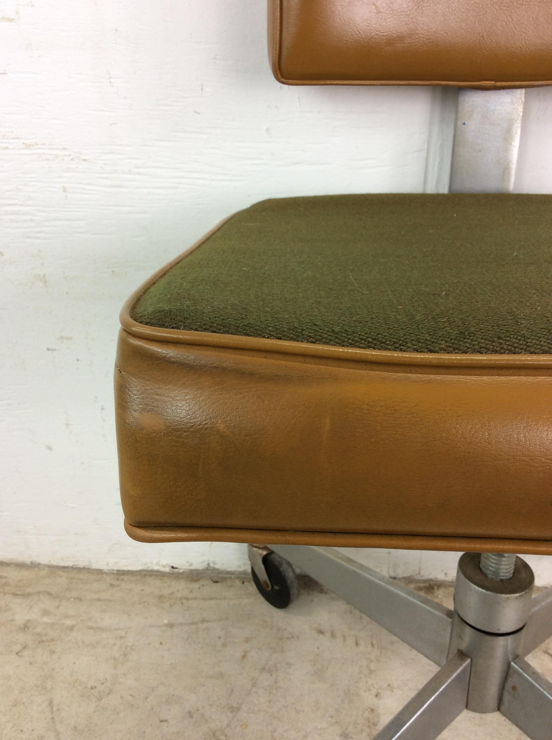Mid Century Modern Office Chair with Wheeled Swivel Base For Sale 2