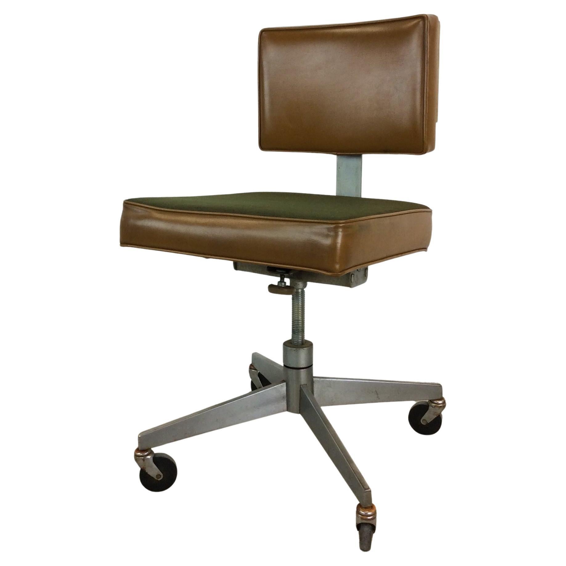 Chaise de bureau moderne du milieu du siècle avec base pivotante à roulettes