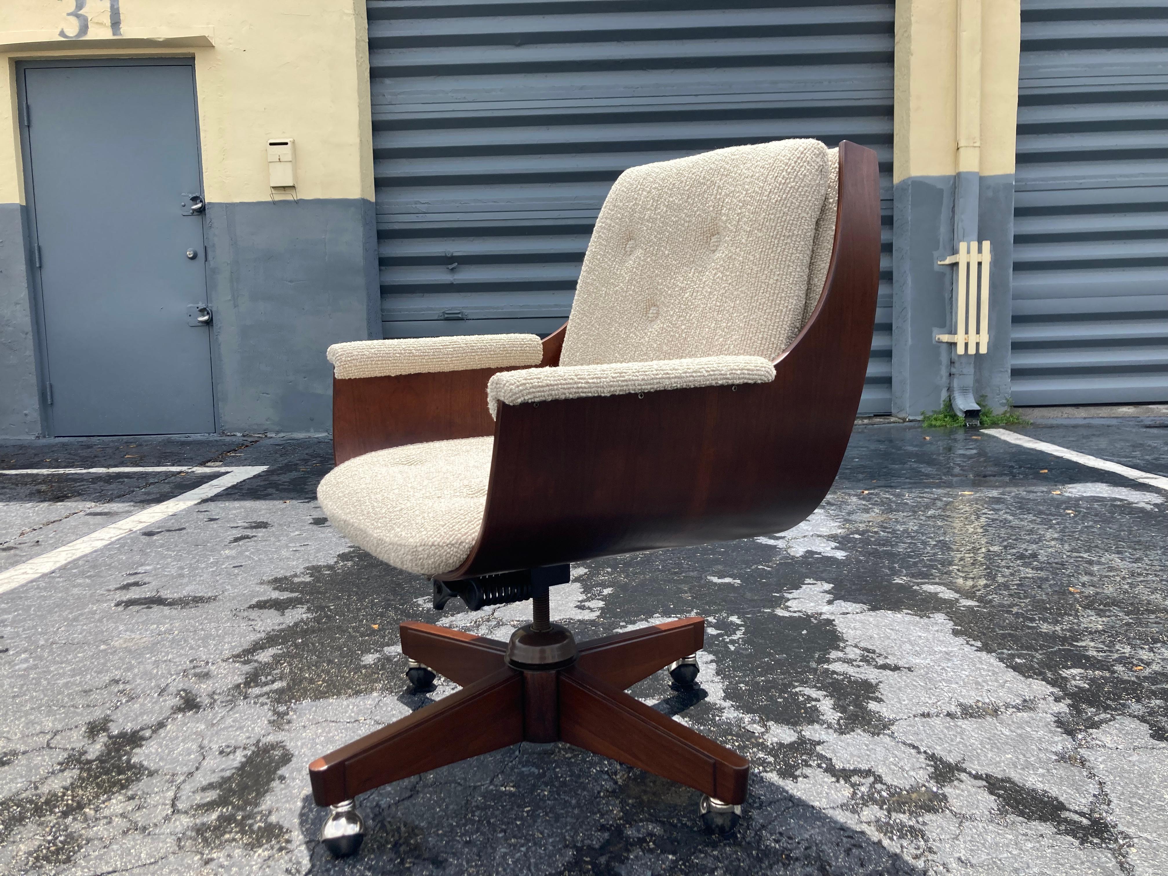 Mid-Century Modern Office Desk Chair, Walnut, in the Style of Plycraft