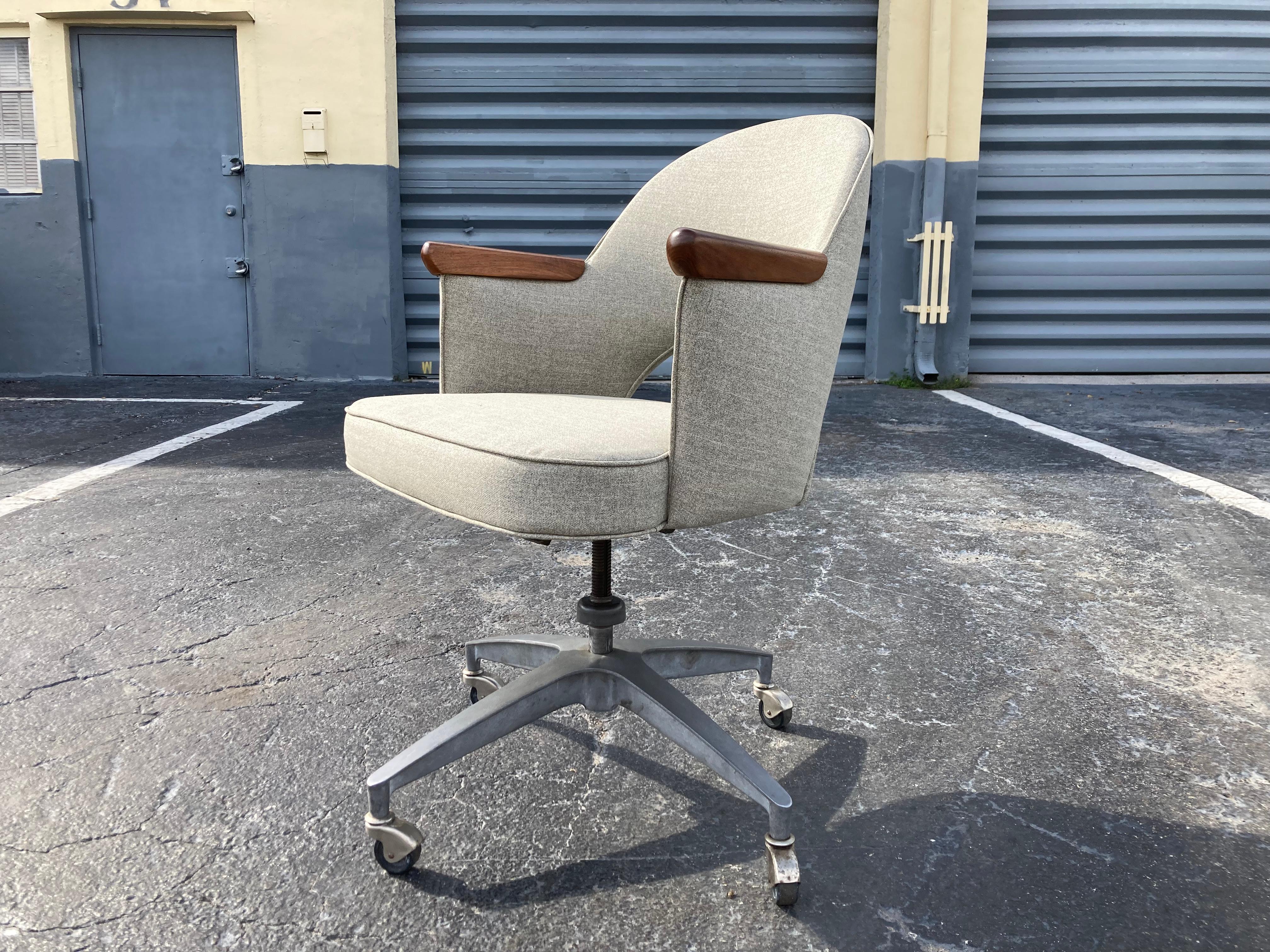 Mid Century Modern Office Desk Chair with walnut arms and a Seng Chicago Base.
Chair swivels and tilts. Height is adjustable from 16.5” - 19.5”.