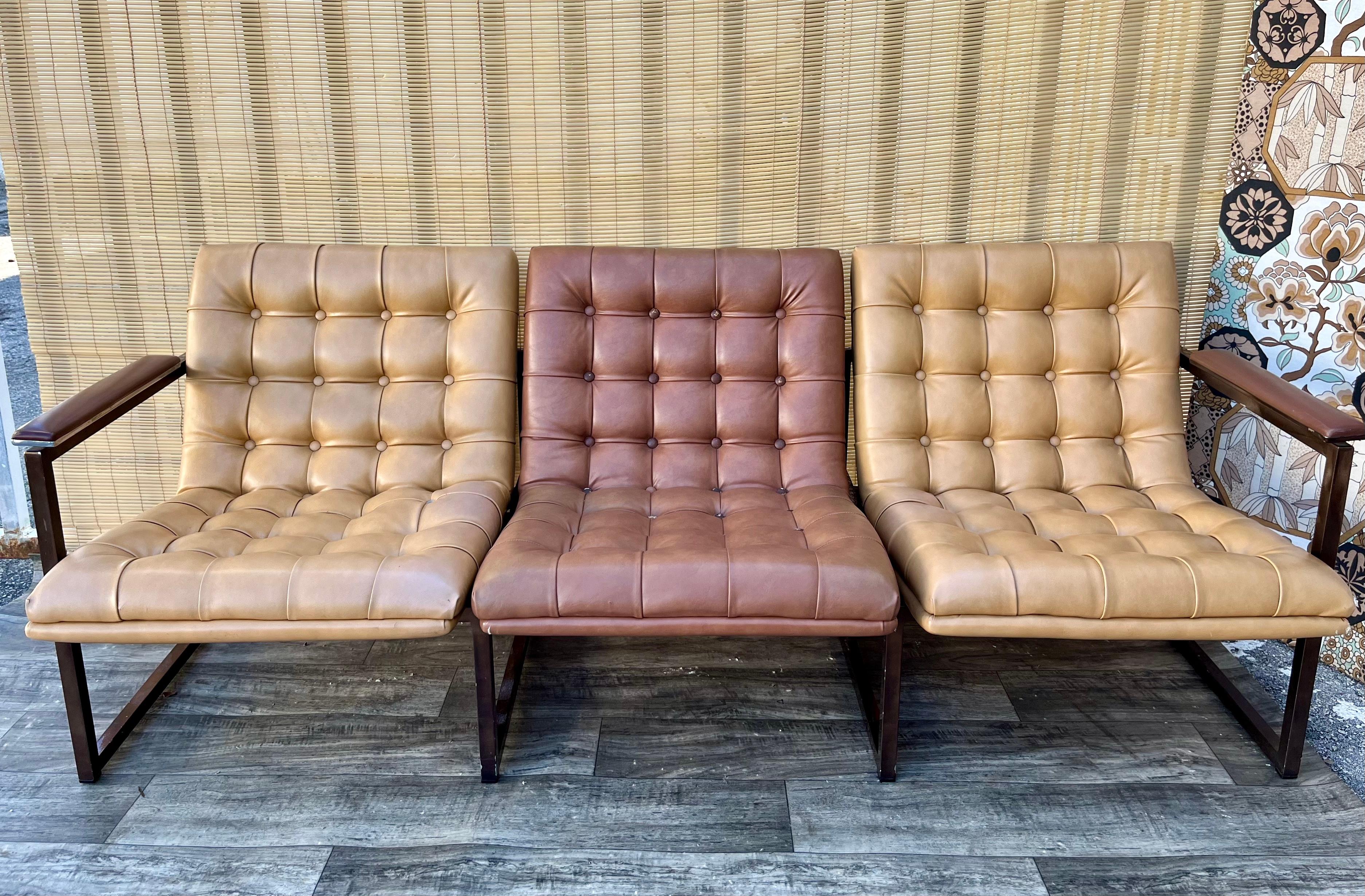 Vintage Mid Century Modern Office Sofa in the Milo Baughman's Style. Circa 1970s
Inspired by Milo Baughman and the Barcelona Chair by Mies Van der Rohe's Designs.
Features a solid metal square frame painted in dark bronze with the original tufted
