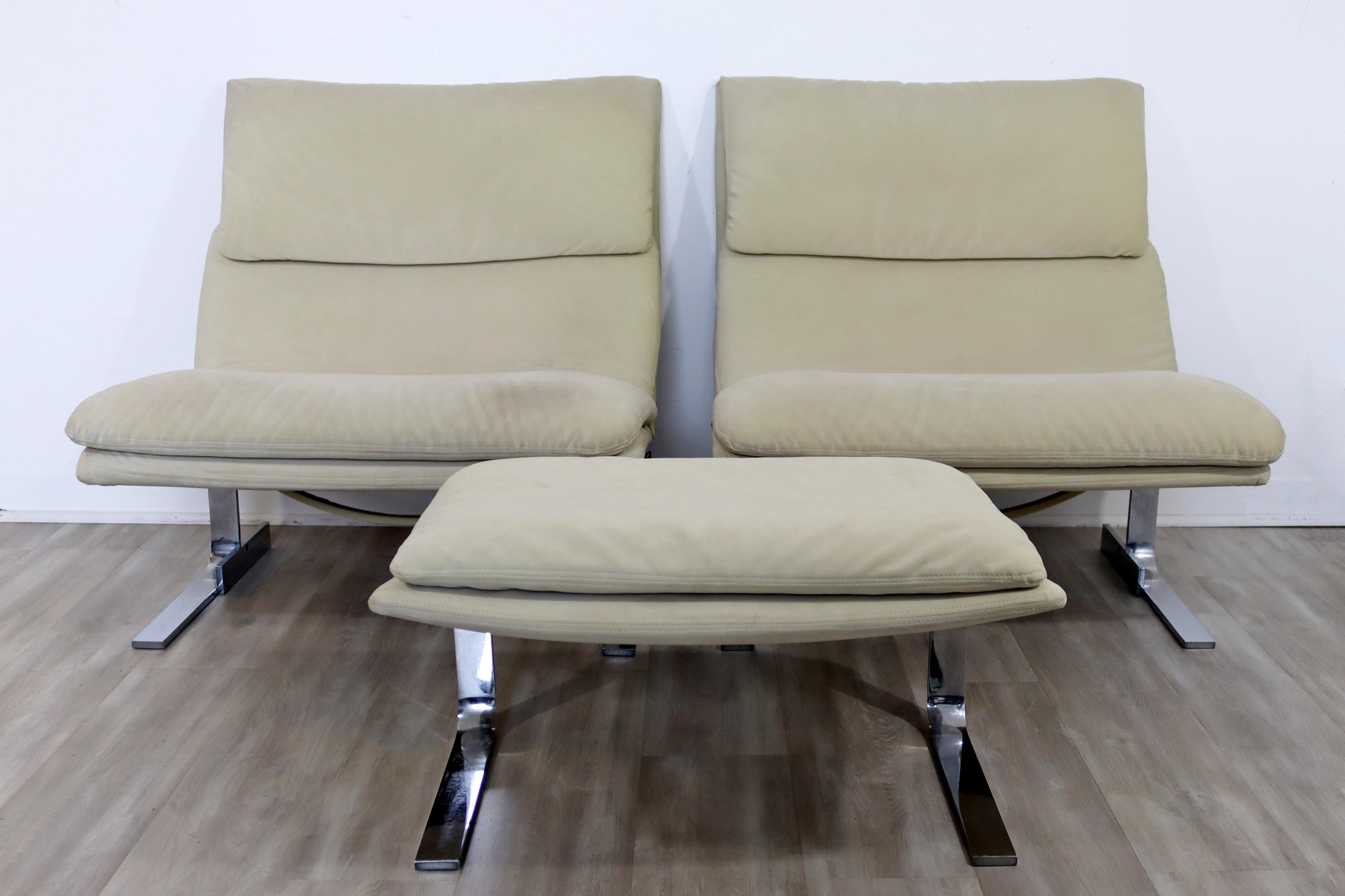 For your consideration is a splendid pair of Onda Wave lounge chairs and matching ottoman, on chrome bases, by Giovani Offredi for Saporiti, circa the 1970s. In very good vintage condition. The dimensions of the lounge chairs are 31