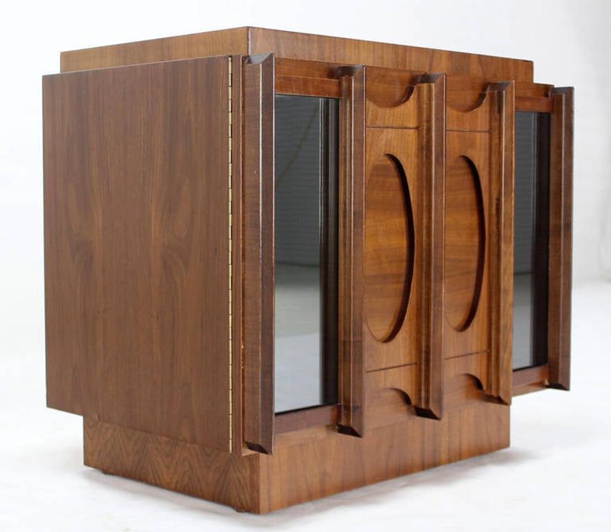 Mid Century Modern Oiled Walnut Brutalist  Night Stand End Table Double Door  In Good Condition For Sale In Rockaway, NJ